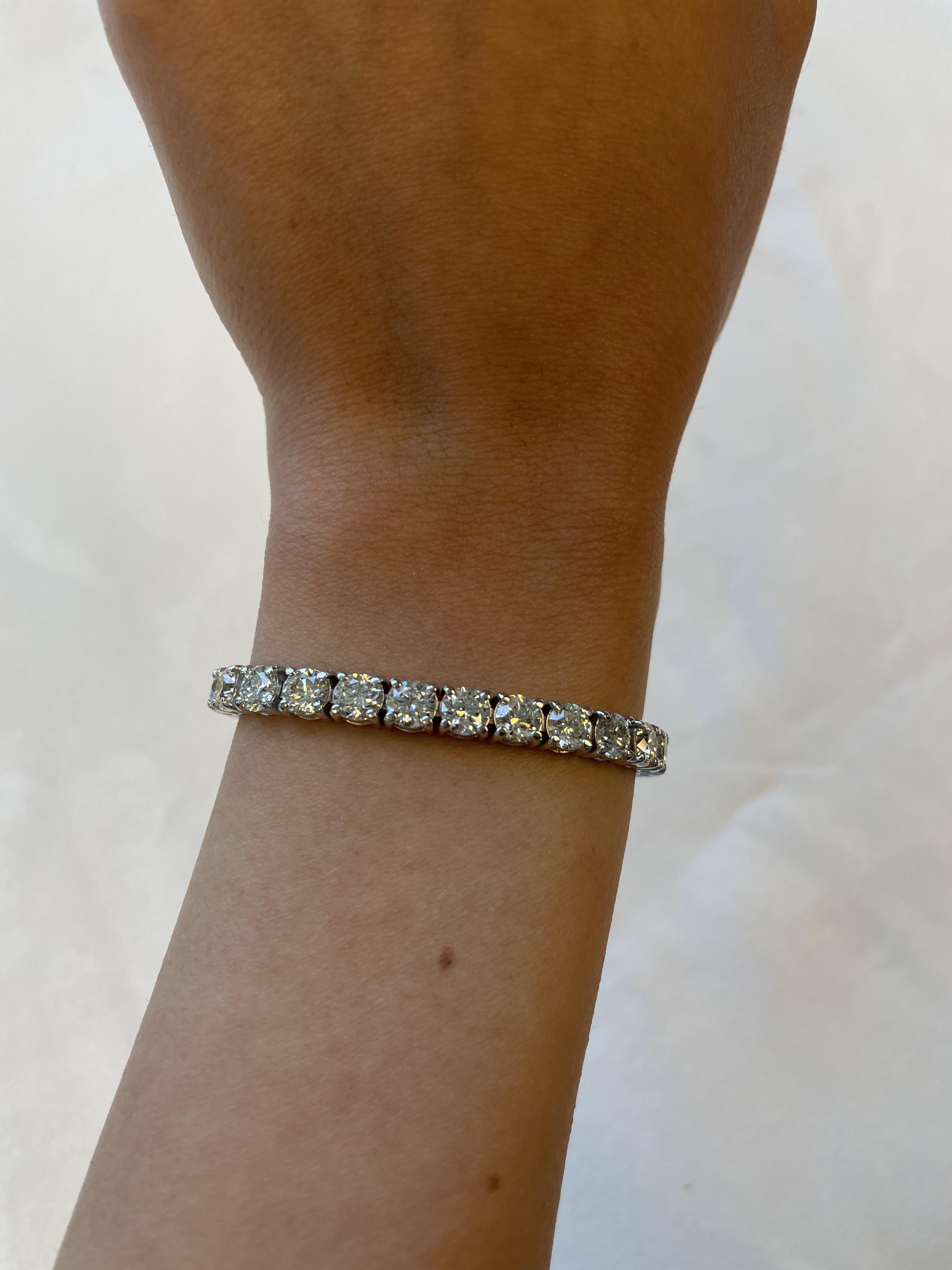 Exquisita e intemporal pulsera de tenis de diamantes naturales, de Alexander Beverly Hills.
33 diamantes brillantes redondos, 18,58 quilates en total. Color aproximado H-J y claridad SI. Cuatro garras engastadas en oro blanco de 18 quilates, 20,53