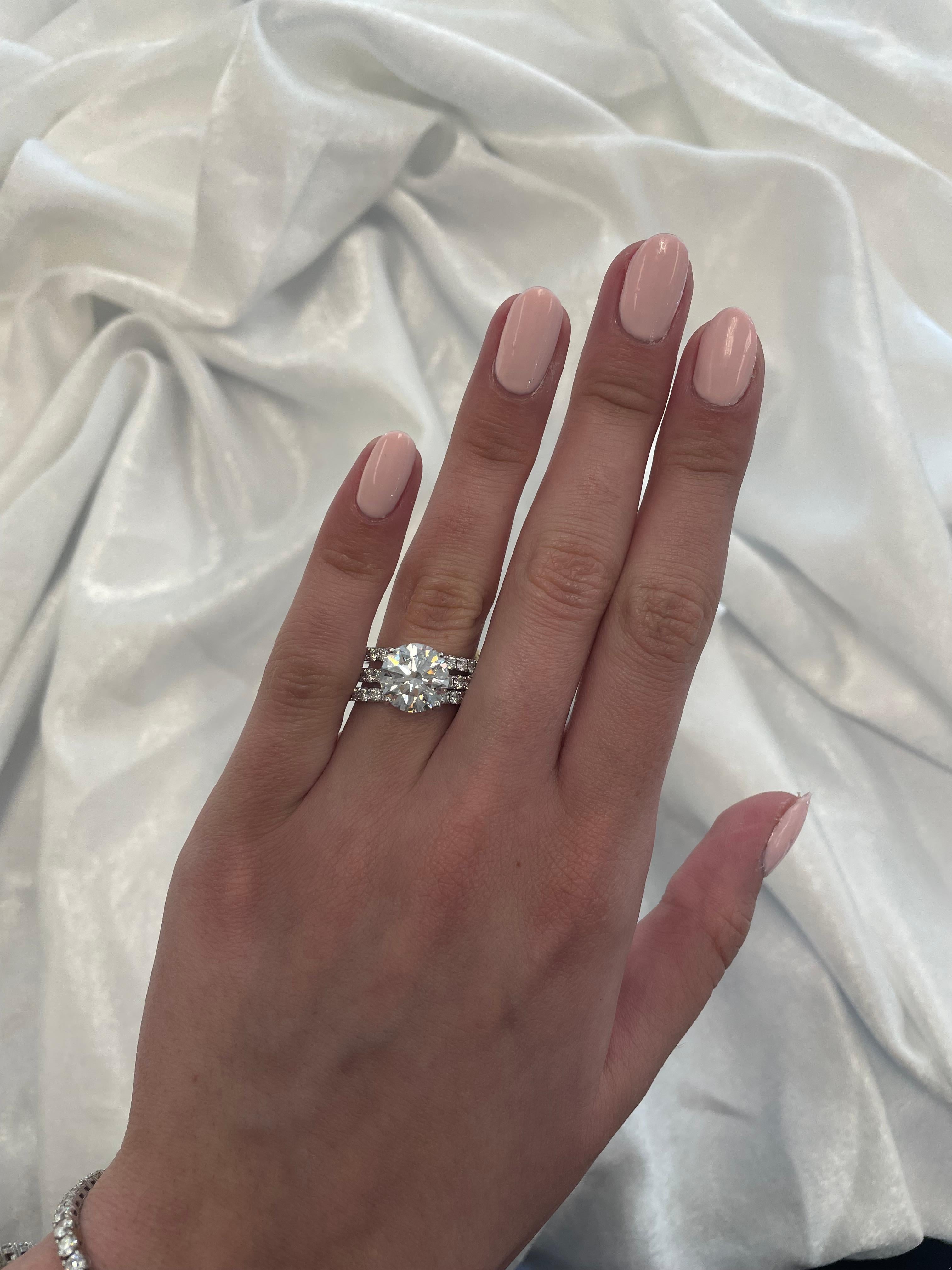 Impresionante y clásico anillo de compromiso de diamantes naturales con dos bandas de eternidad, certificado por el GIA.
Alta joyería de Alexander Beverly Hills.
Piedra central, diamante redondo talla brillante de 4,25 ct. Grado de color G, grado de