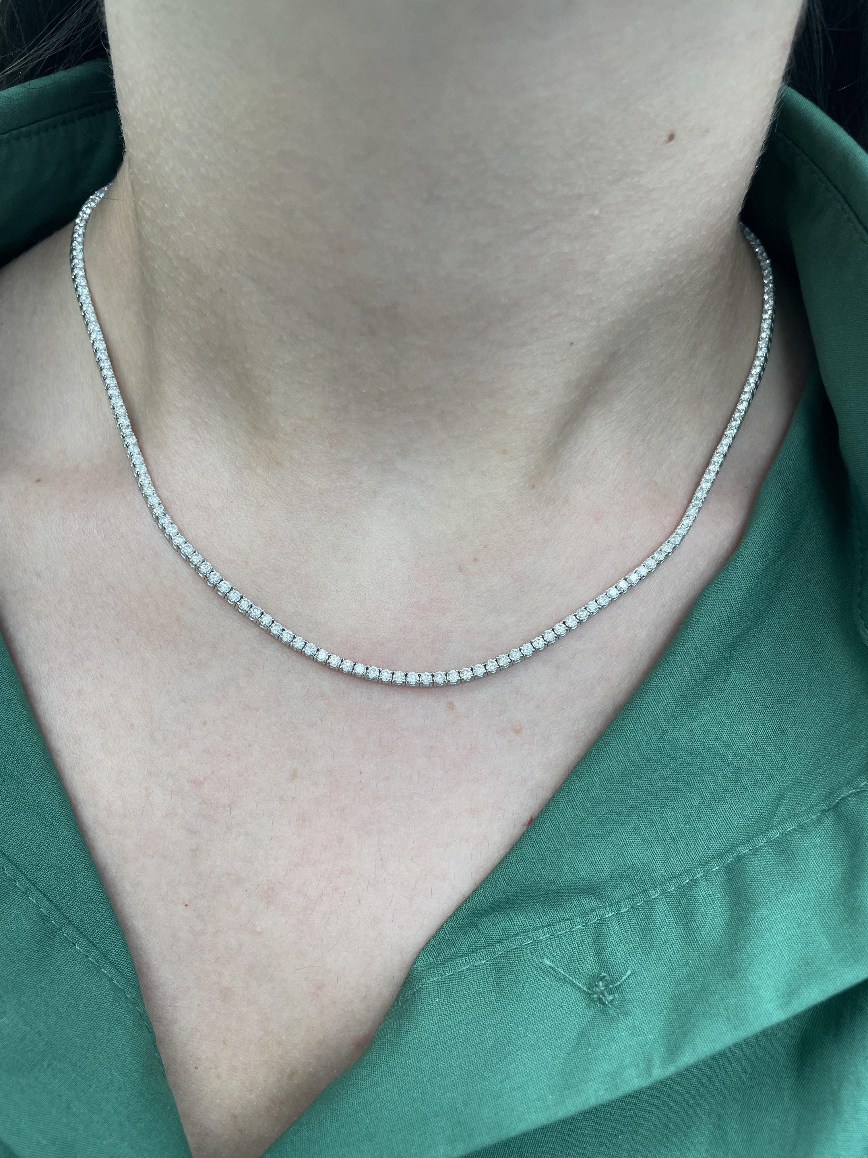 Precioso y clásico collar tenis de diamantes naturales, de Alexander Beverly Hills.
163 diamantes brillantes redondos, 6,44 quilates. Color aproximado D-F y claridad VVS2/VS1. Oro blanco de 18 quilates, 17,46 gramos, engastado, 16,5 pulgadas.
Se