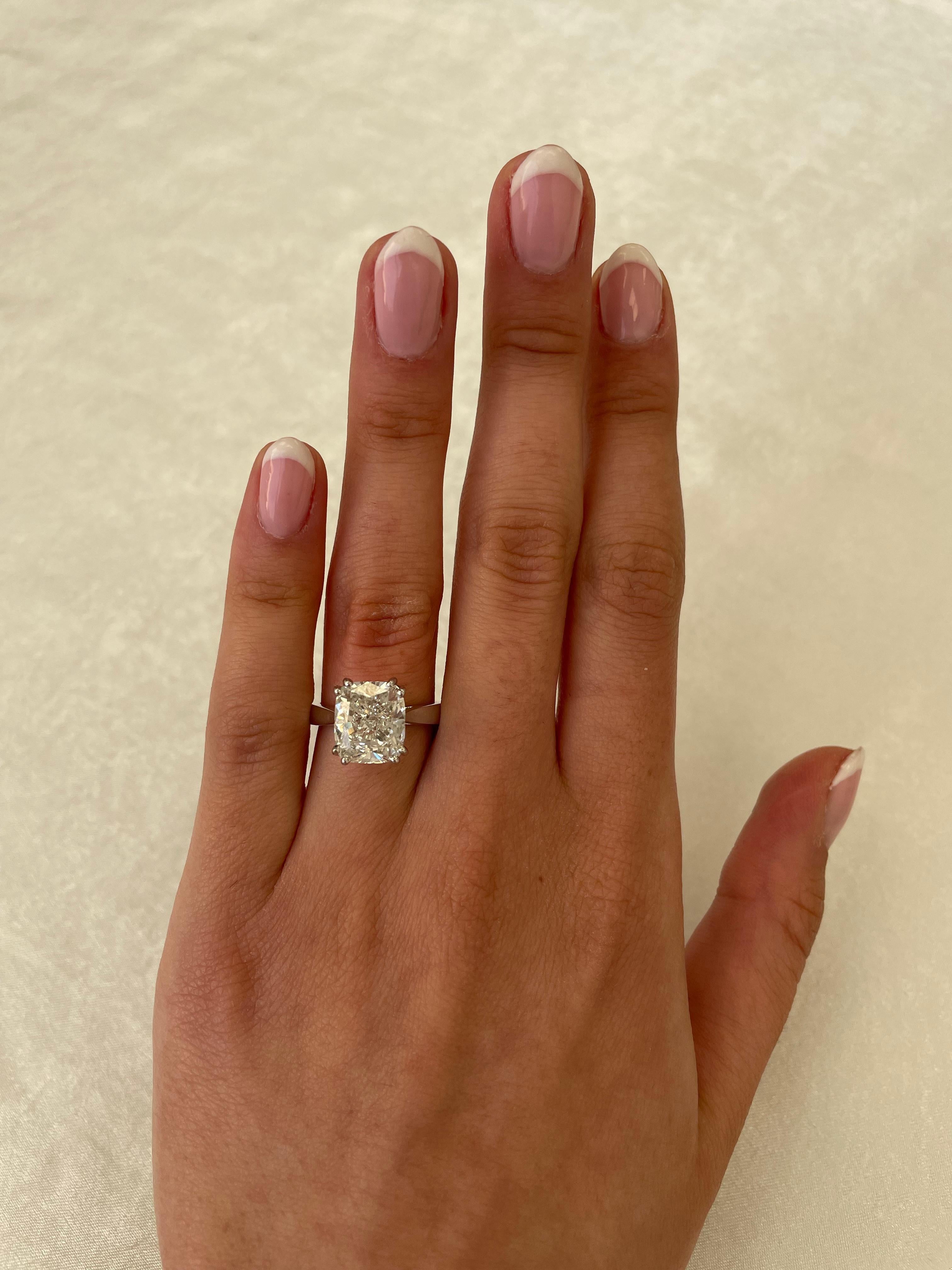 Splendido anello moderno con solitario di diamanti a cuscino allungato certificato GIA da 5 carati, in oro bianco 18 carati.
Alta gioielleria di Alexander Beverly Hills.
Cuscino da 5,01 carati di colore H e purezza VS1, classificato GIA. Oro bianco