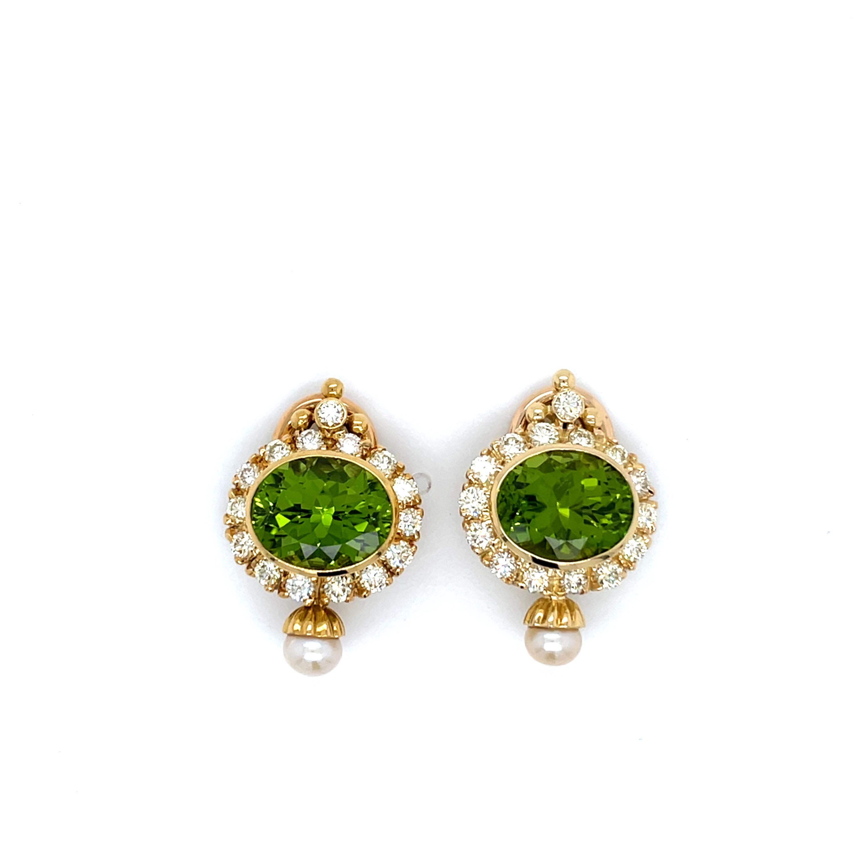 These exquisite vintage clip earrings are a true testament to exceptional craftsmanship and impeccable taste. Meticulously crafted in luxurious 18k yellow gold, they feature two stunning peridot gemstones as the breathtaking centerpieces. The