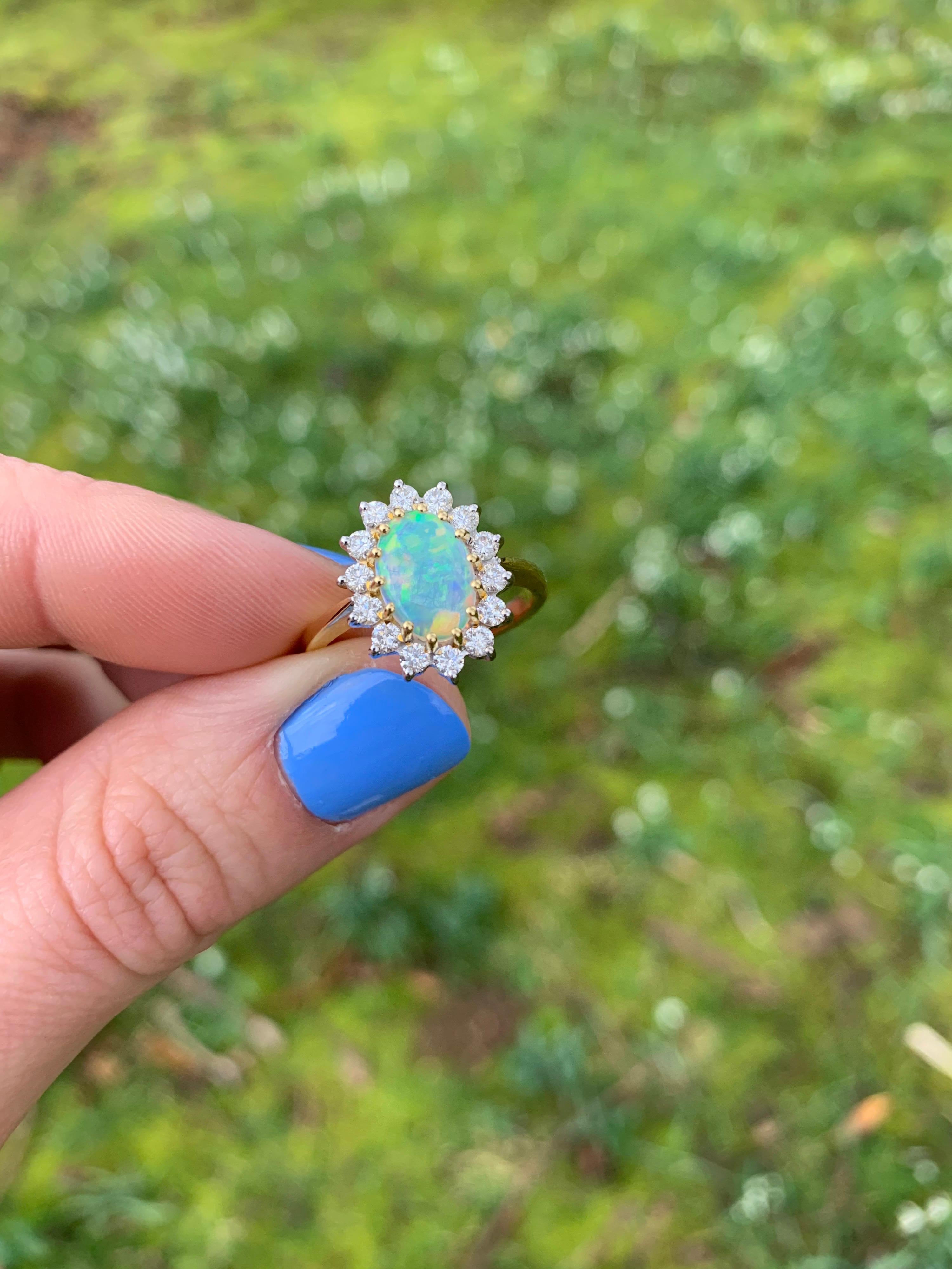 Ovaler Opal und Diamant in Krallenfassung Cluster Ring aus 18 Karat Gelb- und Weißgold im Angebot 5