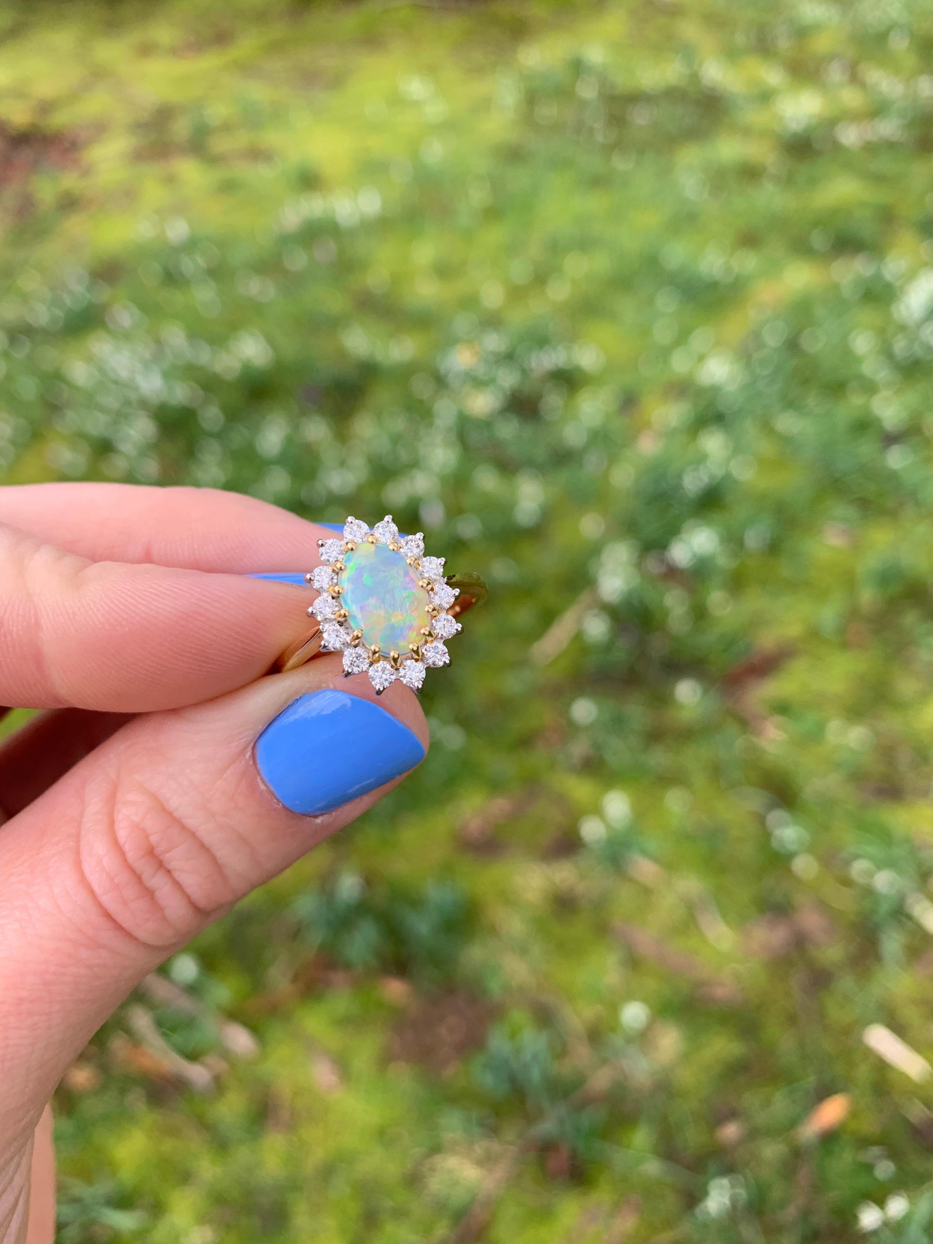Ovaler Opal und Diamant in Krallenfassung Cluster Ring aus 18 Karat Gelb- und Weißgold im Angebot 6