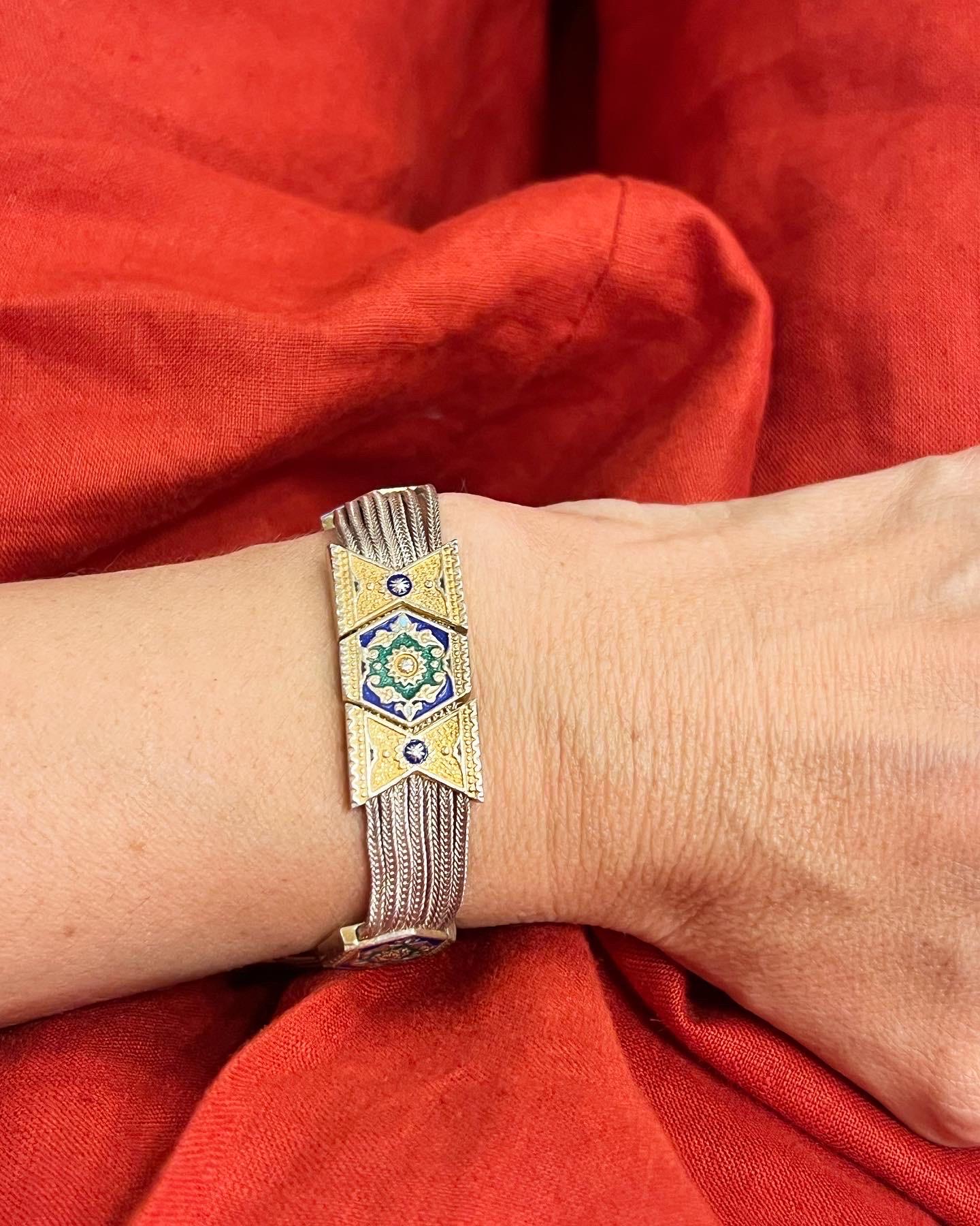 Bracciale e orecchini a più fili in argento e smalto vermeil in stile Bizantin della Turchia.
AYGUL 925 Sterling e vermeil.
Peso: bracciale 36 gr. orecchini 11 gr.
Lunghezza: bracciale 45 cm orecchini 6,5 cm.
Condizioni: Perfetto.

SPEDIZIONE