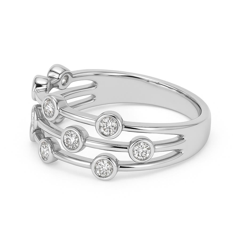 Dieser schöne Ring ist aus 14 Karat Weißgold gefertigt und hat einen modernen, klaren Look. Er verfügt über drei Reihen funkelnder runder Diamanten, die in einer stilvollen und sicheren Lünettenfassung gefasst sind. Die Diamanten sind so platziert,