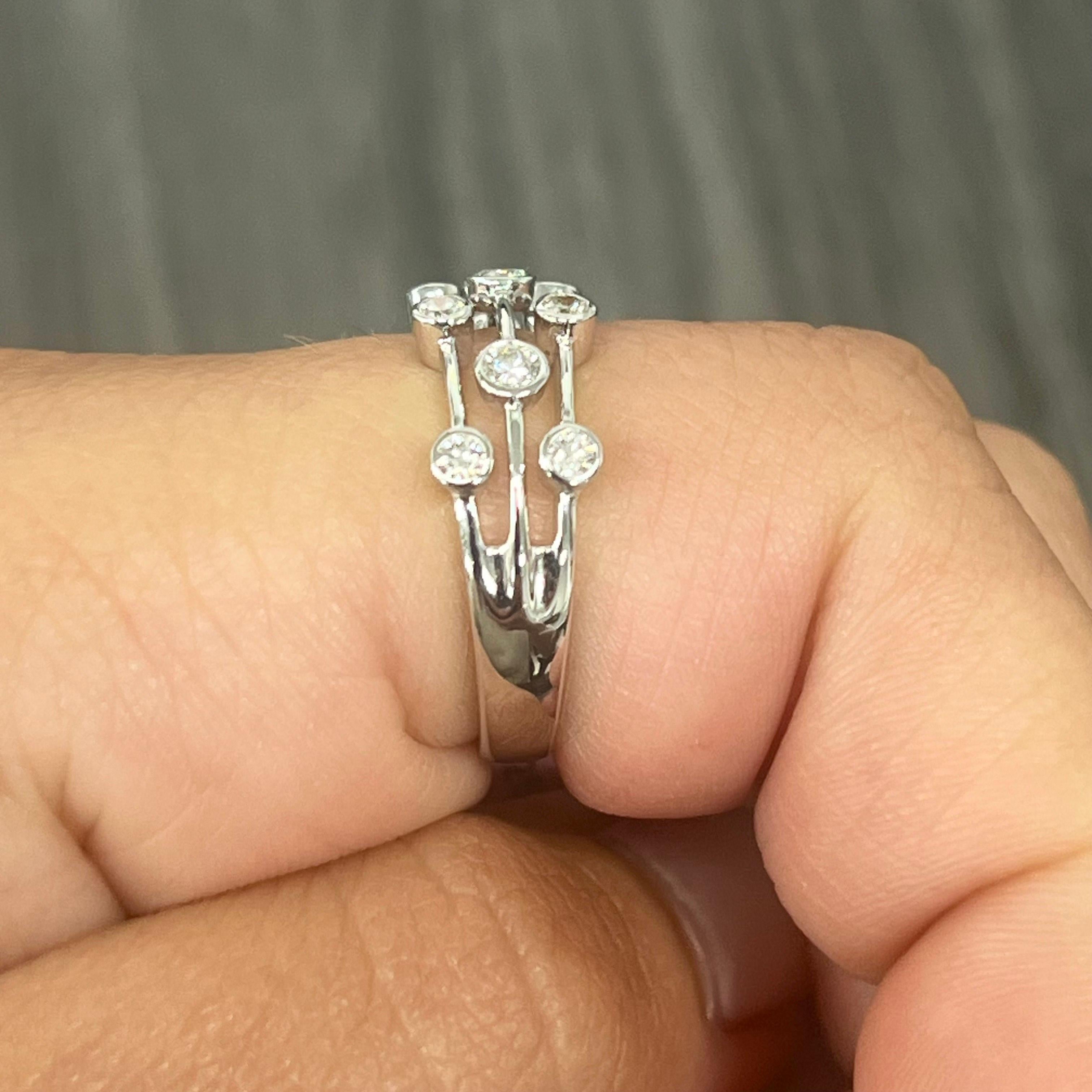 14K Weißgold Lünette Set Triple Row Ring (Brillantschliff) im Angebot