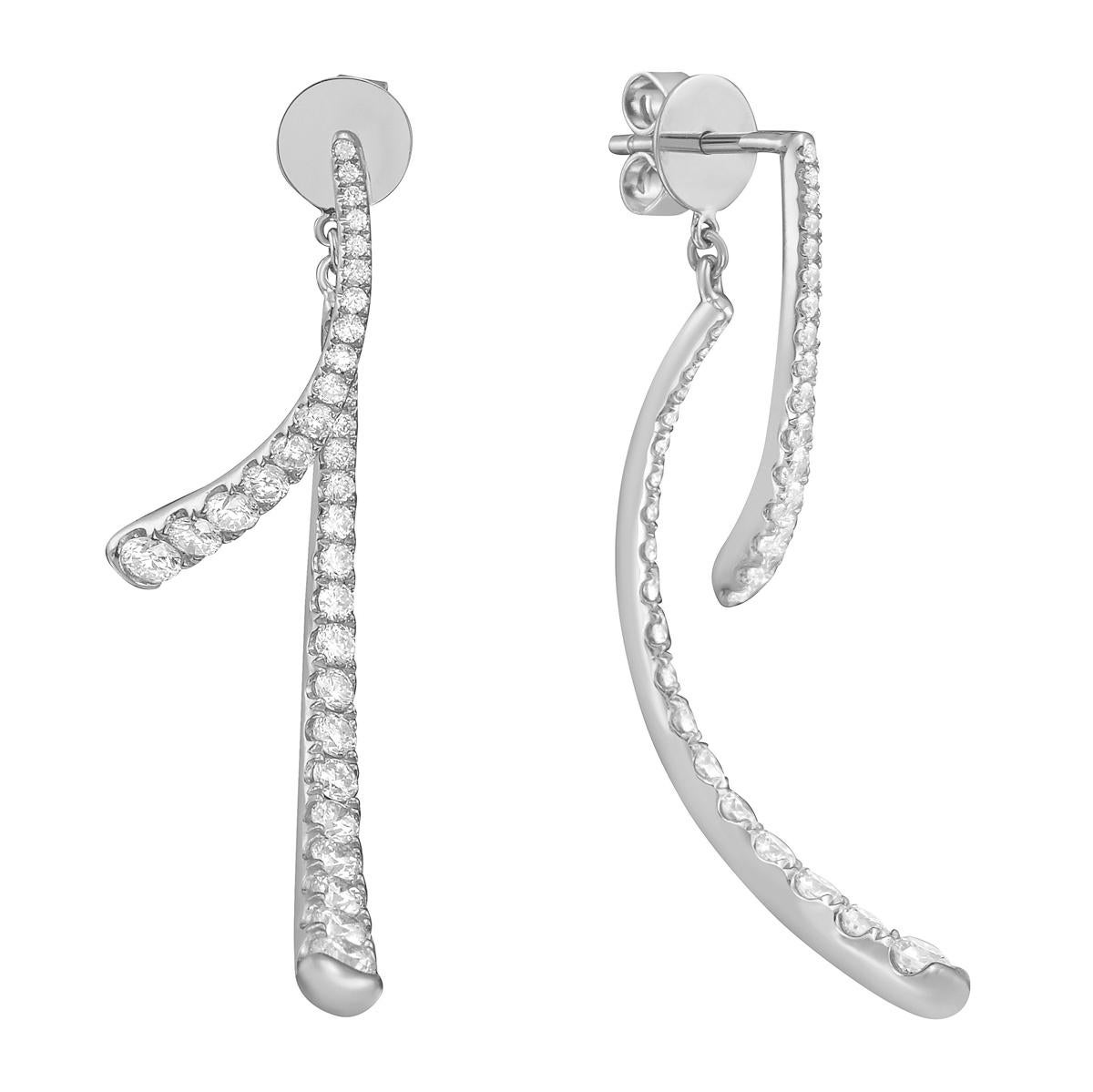 Ces boucles d'oreilles en or blanc 14 carats ont une belle forme de goutte incurvée qui ajoute du style et du mouvement à votre look. Grâce à leur design moderne, ils sont parfaits pour être portés de jour comme de nuit. Ils pendent doucement à