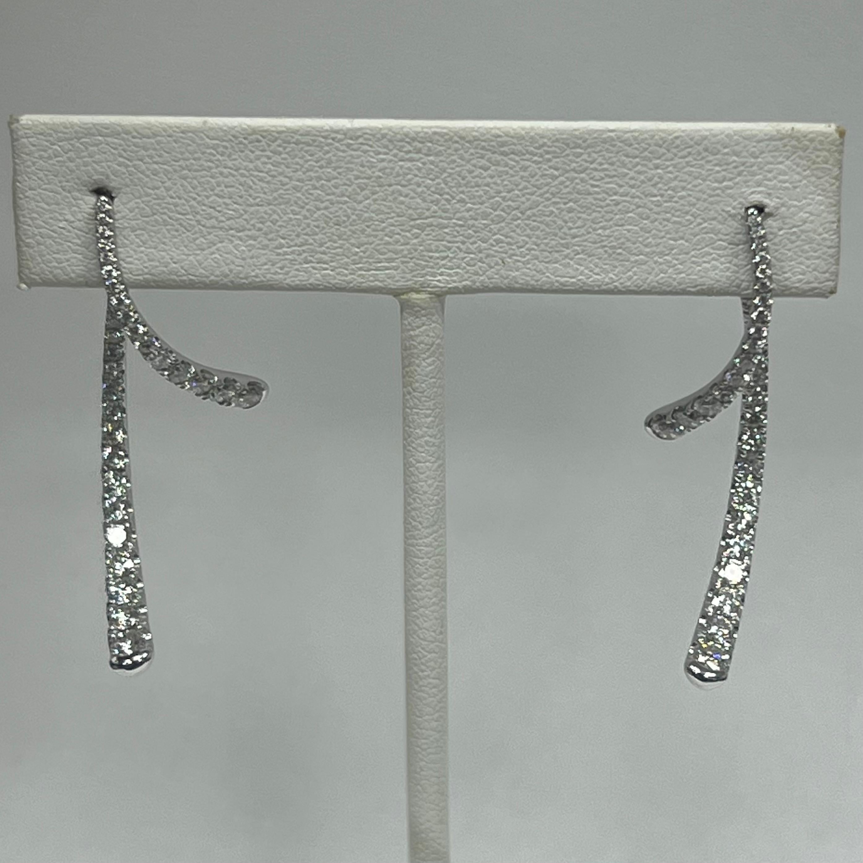 Moderne Boucles d'oreilles en or blanc 14K avec diamants en forme de gouttes incurvées en vente