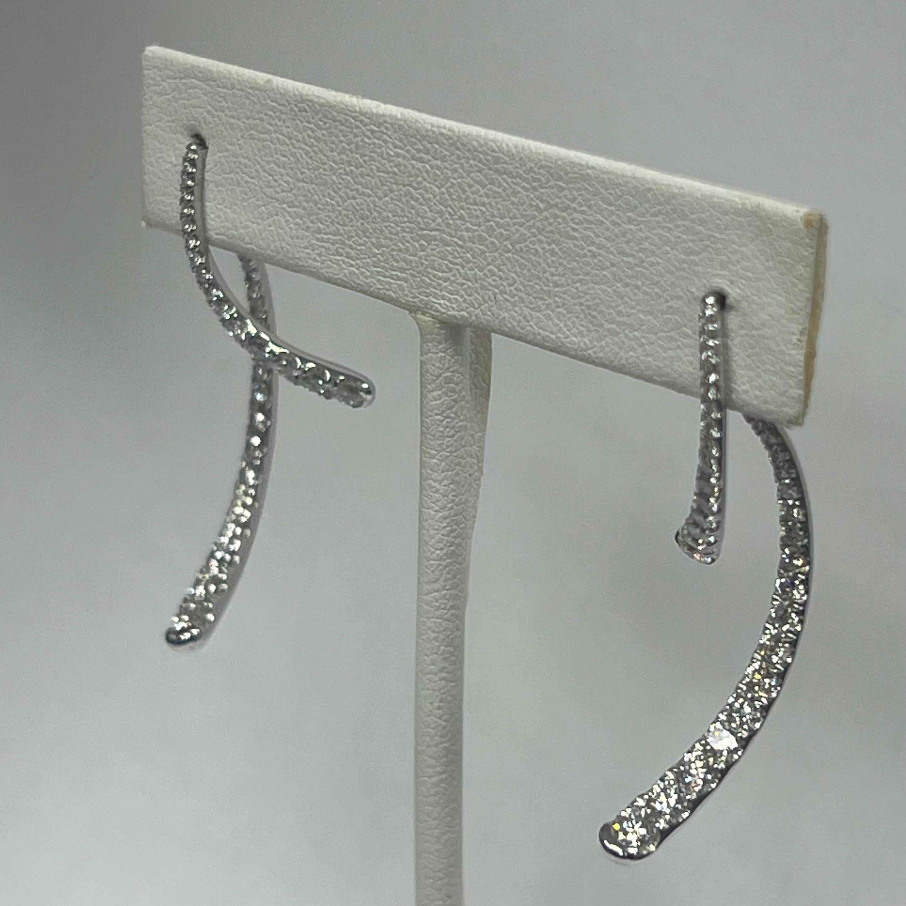 Taille brillant Boucles d'oreilles en or blanc 14K avec diamants en forme de gouttes incurvées en vente