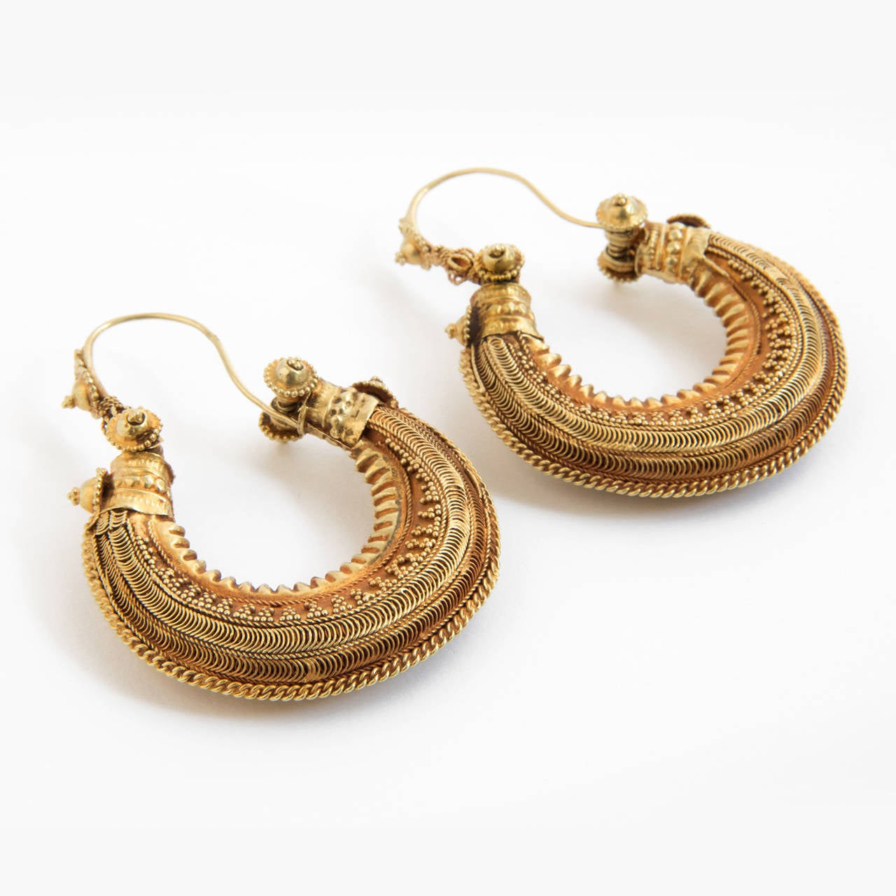 A pair of gold earrings, OGANIA, ornamented with granulation (RAWA) and stamped units. India, Gujarath, early 20th century

These earrings, OGANIA, were worn by the women and men of the Rabari, Bharvad tribe and Rajput as traditional wedding