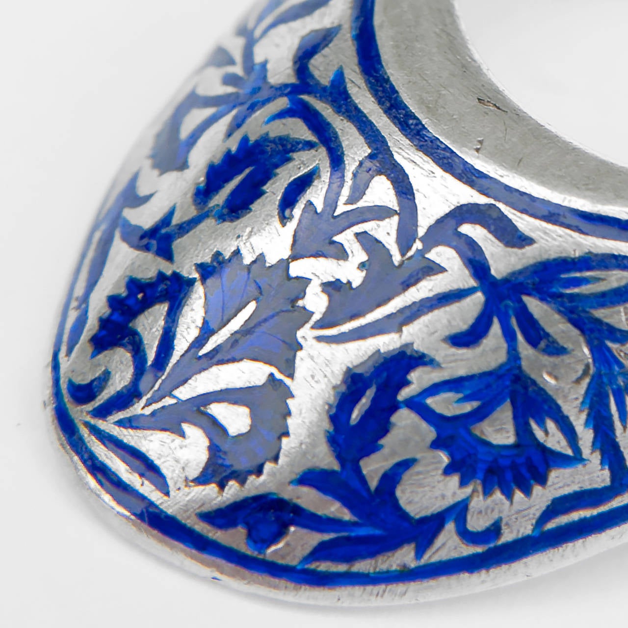 19th Century Indian Peacock Blue Enamel Silver Floral Archer's Ring In Excellent Condition For Sale In s-Hertogenbosch, NL