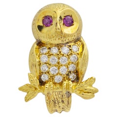 Broche en forme de chouette, sertie de rubis et de diamants, en or 14 carats