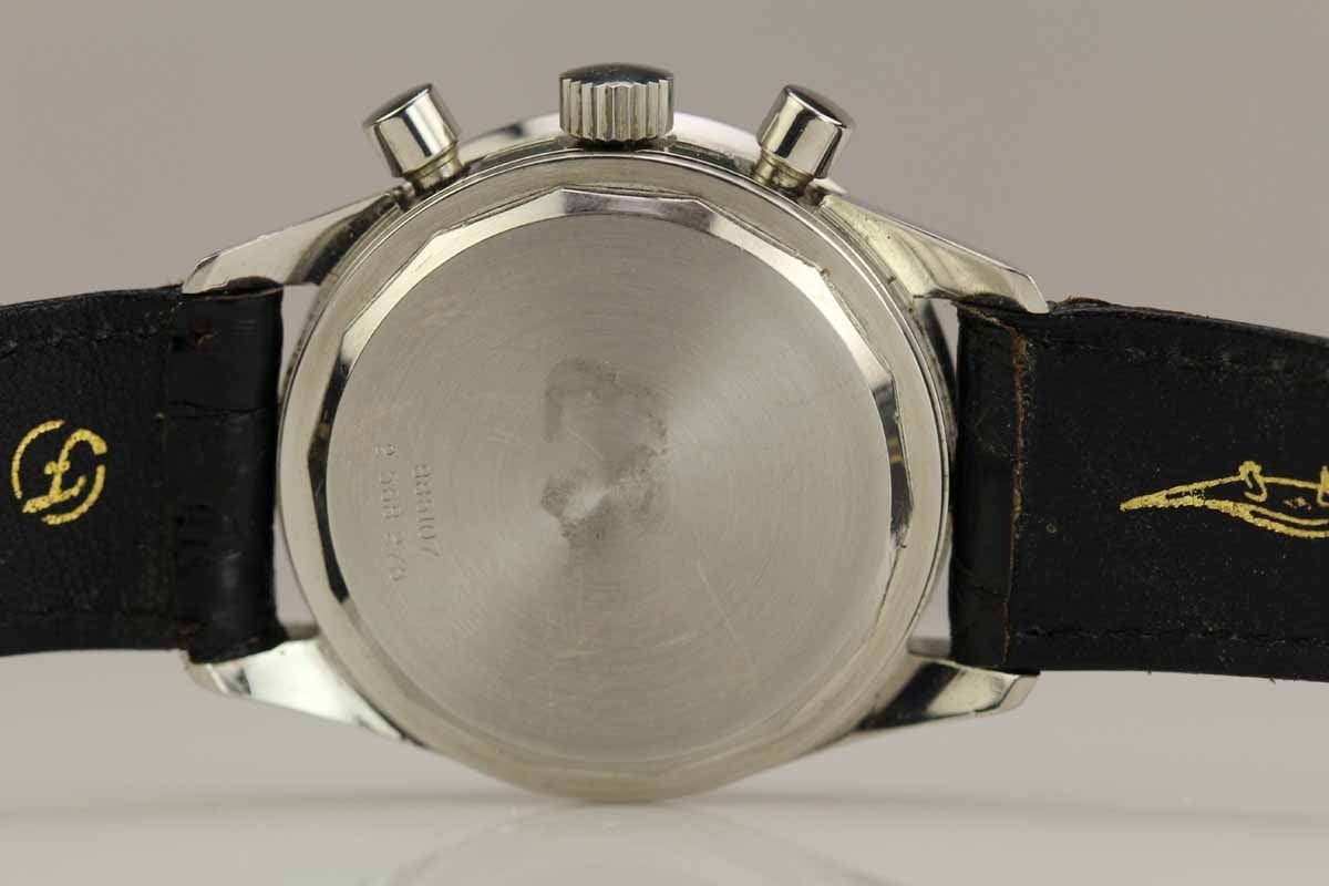 This is a very attractive Universal Geneve Compax from the 1960s.   The watch is in mint condition with a original white dial. This particular model has a huge cult following and is known as the 