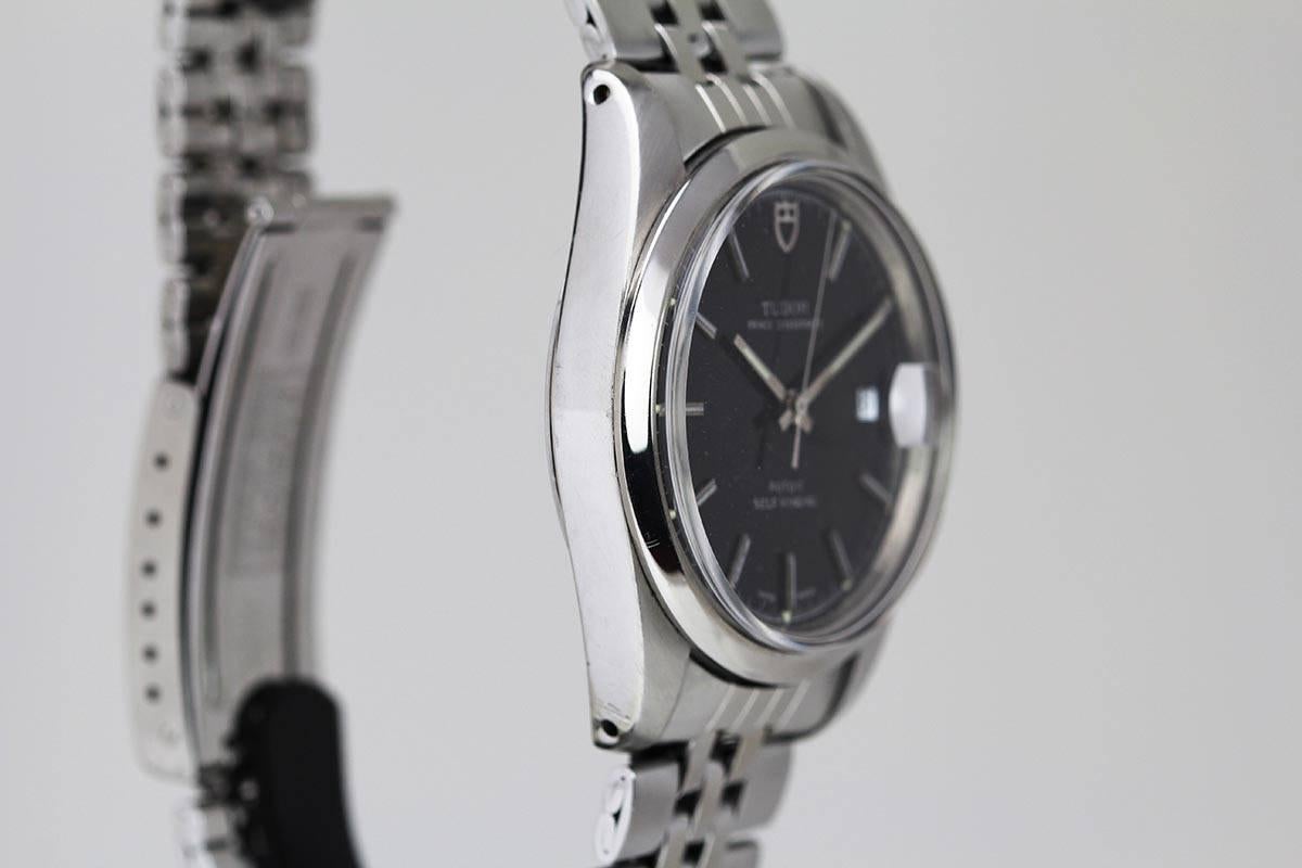 Tudor Prince Oyster Date Referenz 74100 mit schwarzem Zifferblatt, Automatikwerk, großem Gehäuse, glatter Lünette und an einem Tudor-Jubiläumsarmband.