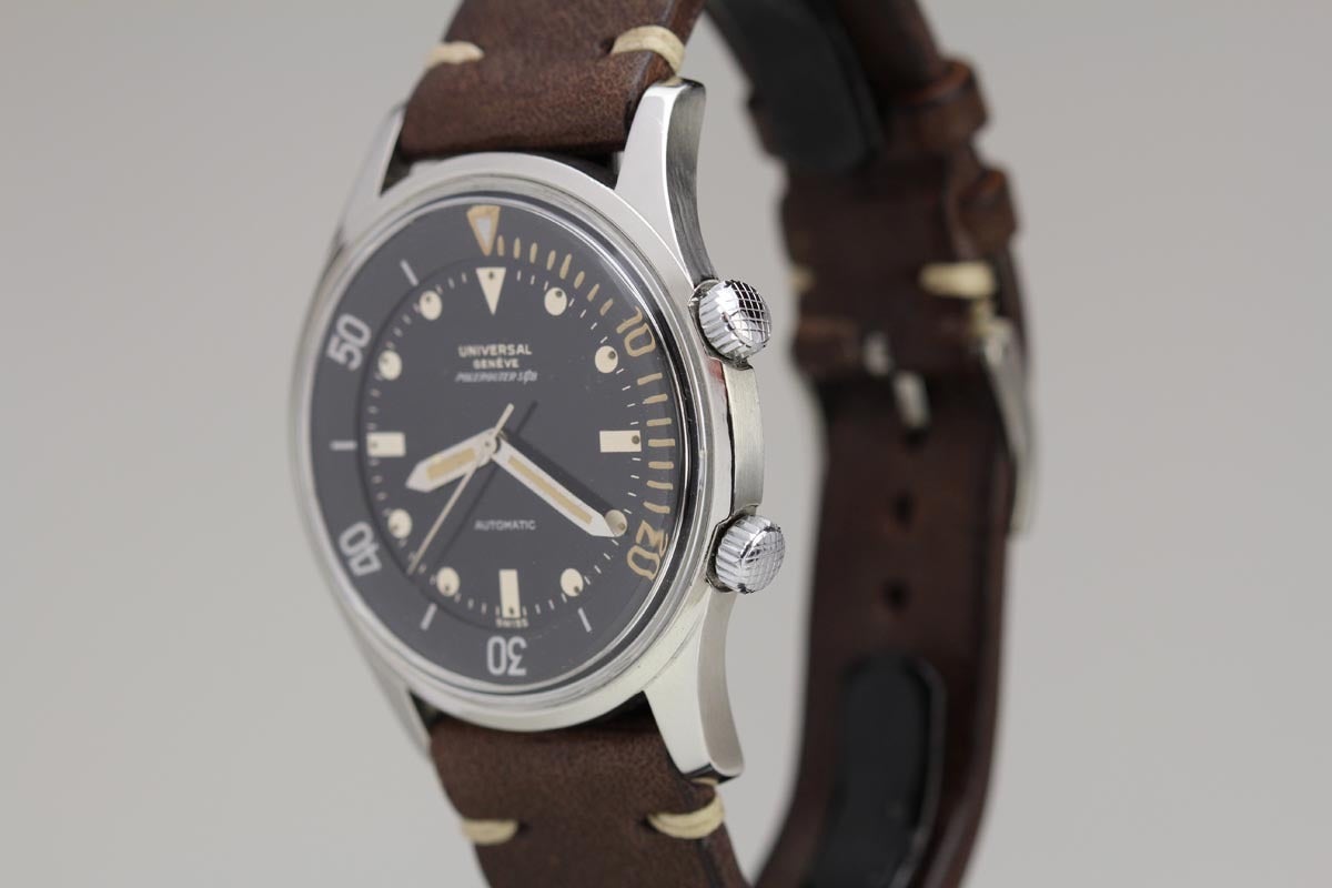 Il s'agit d'un excellent exemple de subwoofer Universal Geneve Polerouter des années 1960.   Ces montres sont assez rares et ne sont pas mises en vente très souvent.   Le boîtier est en excellent état et le cadran d'origine est très attrayant.