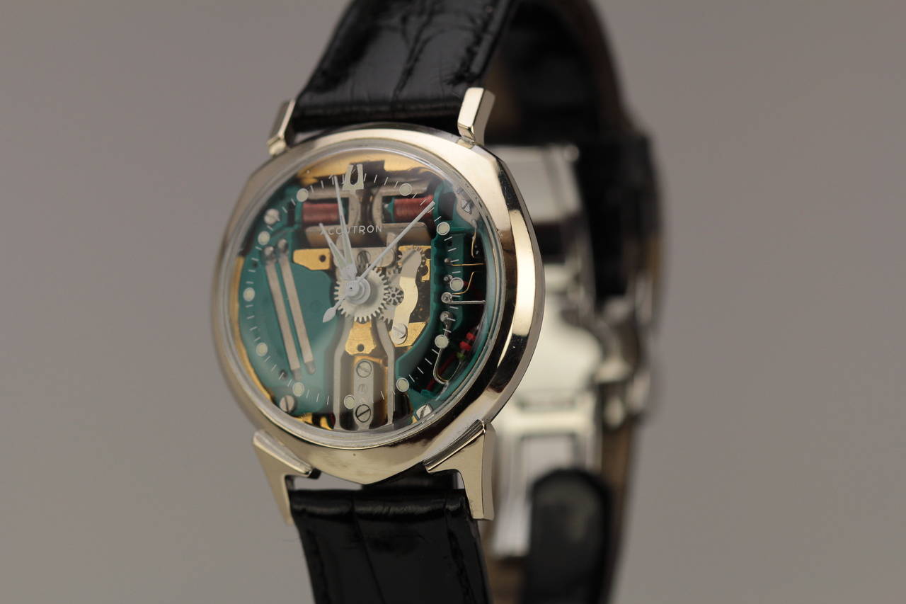 Bulova Accutron Spaceview in 14k white gold with a quartz movement and Bulova box. This version of the Spaceview is very sought after. This one has the Accutron box.