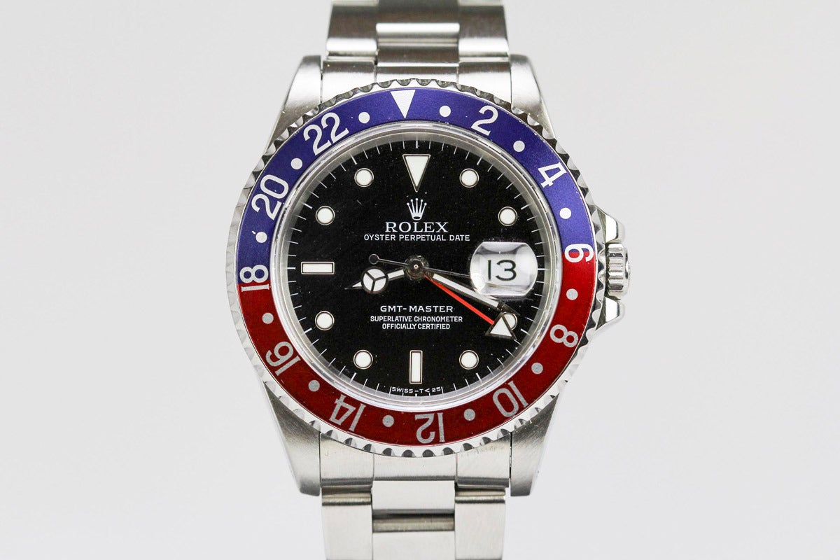 This is a very well preserved Rolex GMT Master reference 16700 with original box and papers. This watch was manufactured in 1991 and originally sold in the same year.