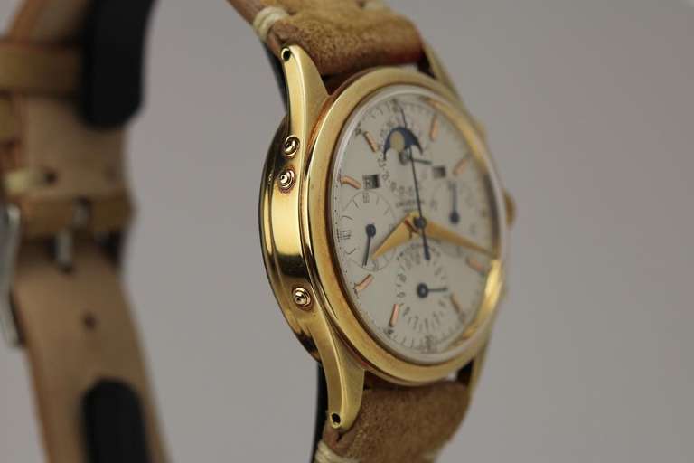 Universal Yellow Gold Tri-Compax Triple-Calendar Chronograph Wristwatch In Excellent Condition In Miami Beach, FL