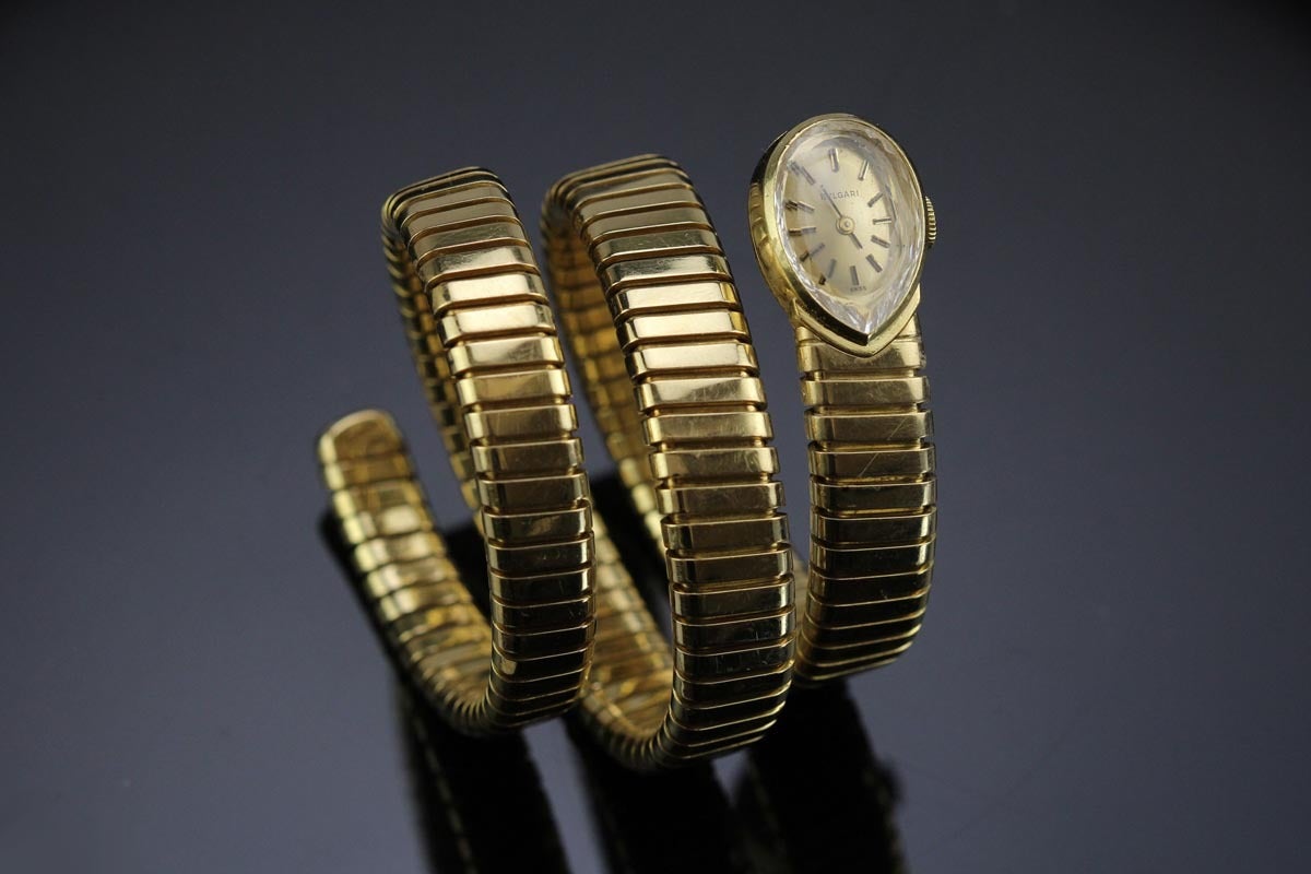 This is a rare find, a yellow gold Juvenia Tubogas Snake bracelet / watch retailed by Bulgari in the 1970's The teardrop measures 14mm wide x 20mm and the bracelet 9.87mm wide.