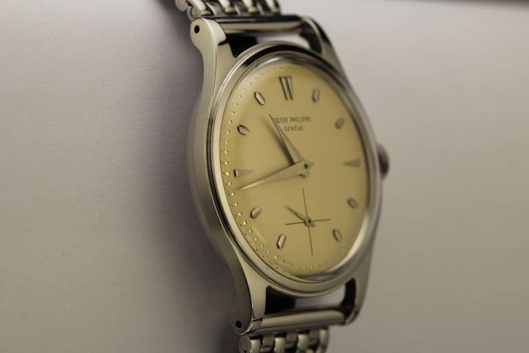 This is a rare watch that you don't see very often. It is the Patek Philippe Ref. 2509 in stainless steel from the 1950s in excellent condition with an untouched original dial with subsidiary seconds. The water resistant case is also in excellent