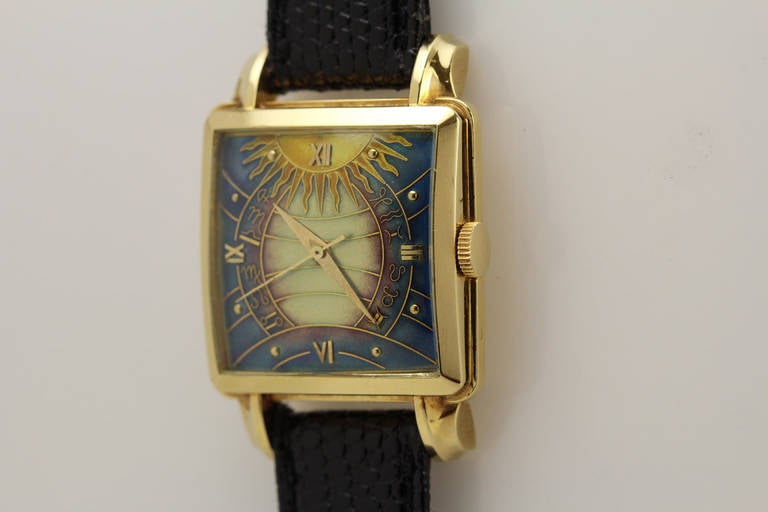 Se trata de un rarísimo reloj Gubelin cuadrado de los años 50 con esfera cloisonné original de oro amarillo de 18 quilates. Está en perfecto estado, con la caja sin pulir y la esfera en perfecto estado, sin daños ni grietas. El reloj funciona con un