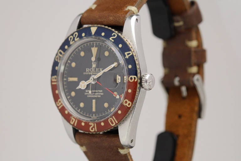 This is highly collectible Rolex GMT-Master wristwatch, Ref. 6542, from the 1950s, known as the Bakelite GMT. This is one of the first GMTs produced with no crown guards and a Bakelite bezel. This example is in excellent condition with an original