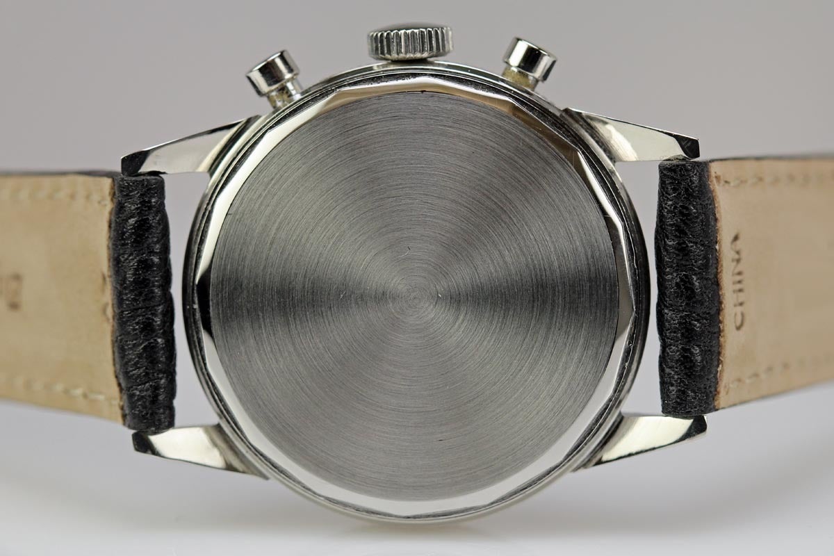 Diese spezielle Jadur hat ein Val-Joux 72 Uhrwerk:: welches das gleiche Uhrwerk wie in der Rolex Daytona Referenz 6263 ist.   Diese besondere Uhr hat ein sehr attraktives schwarzes Originalzifferblatt.  Es ist ziemlich schwierig:: diese Modelle in