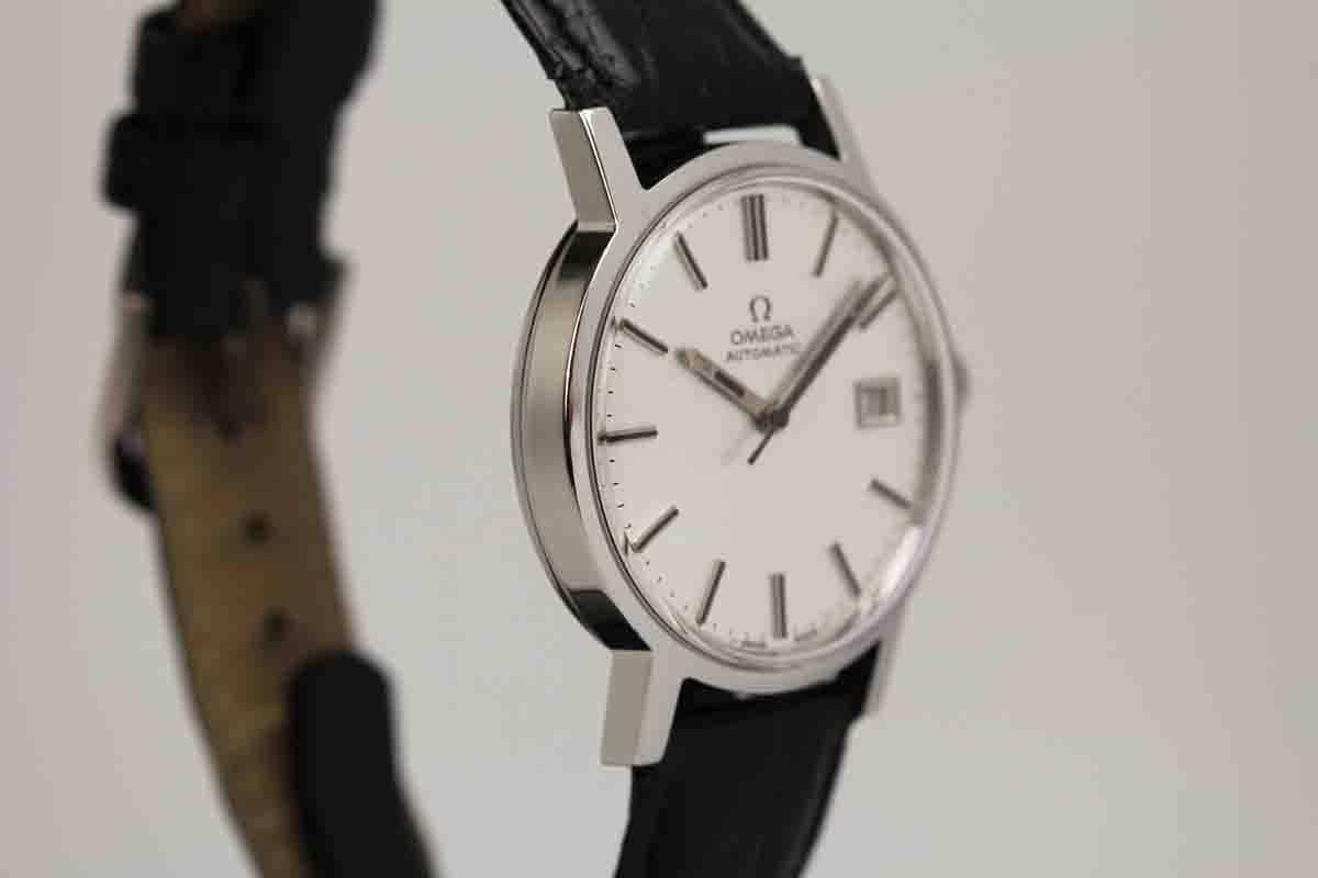 This is a crisp Omega Calatrava in a 35mm stainless steel round case, a caliber 1480 automatic movement. 