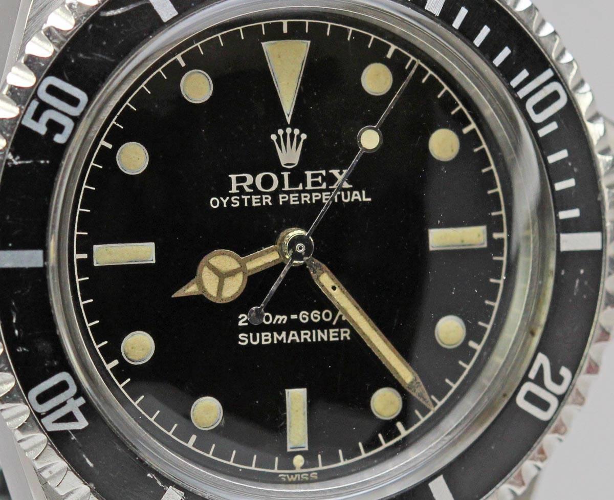 This is an exceptional example of an early Rolex Submariner reference 5512 with a beautiful original gilt dial from 1961. The dial of this watch is in mint condition and the case is also mint with a beautiful bevel edge on the lugs. It is getting