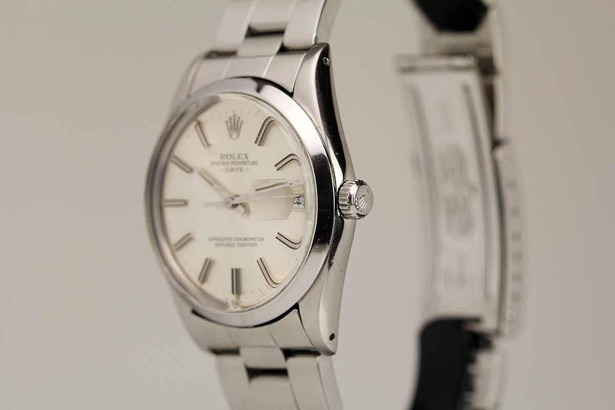 This is a clean and classic look. This Rolex Date model has the smooth bezel, silvered dial with date aperture, oyster style bracelet, and has an automatic movement. 