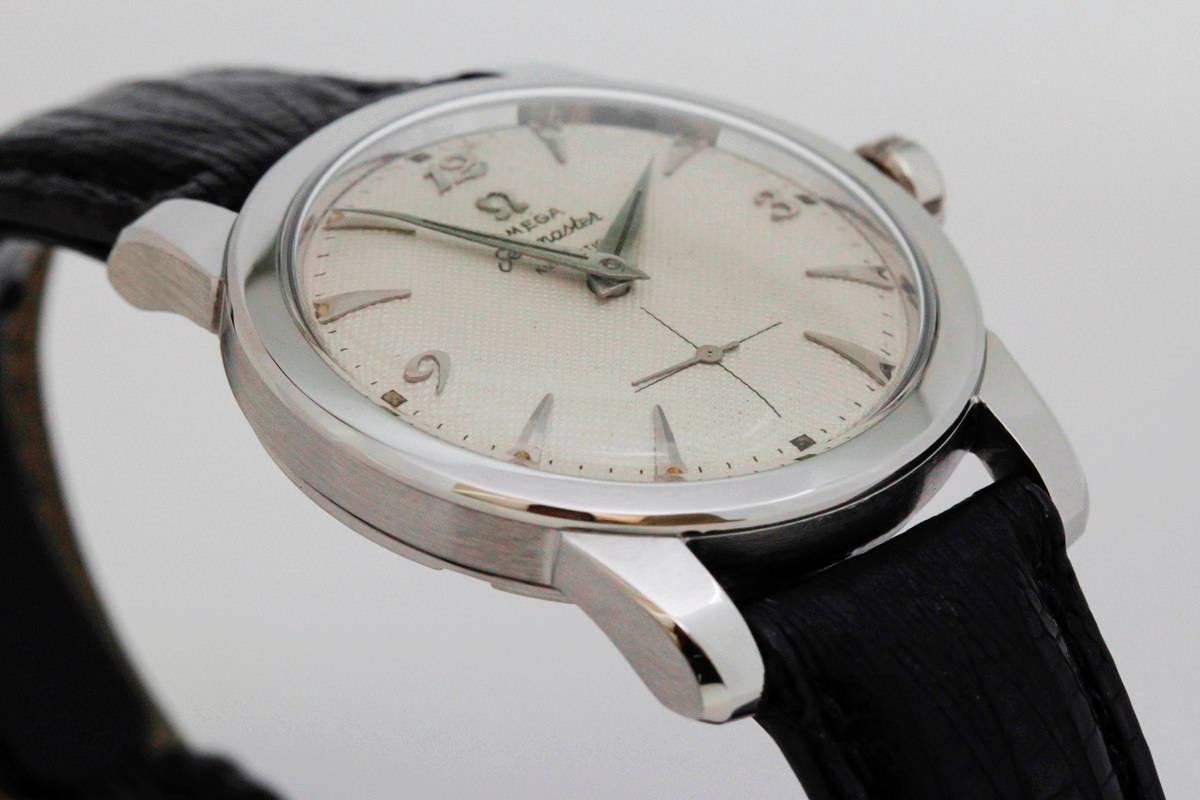 This is an Omega Seamaster reference C2576-7 with a thick stainless steel case and an original honeycomb dial. Run with an automatic, caliber 344, 17-Jewel movement.