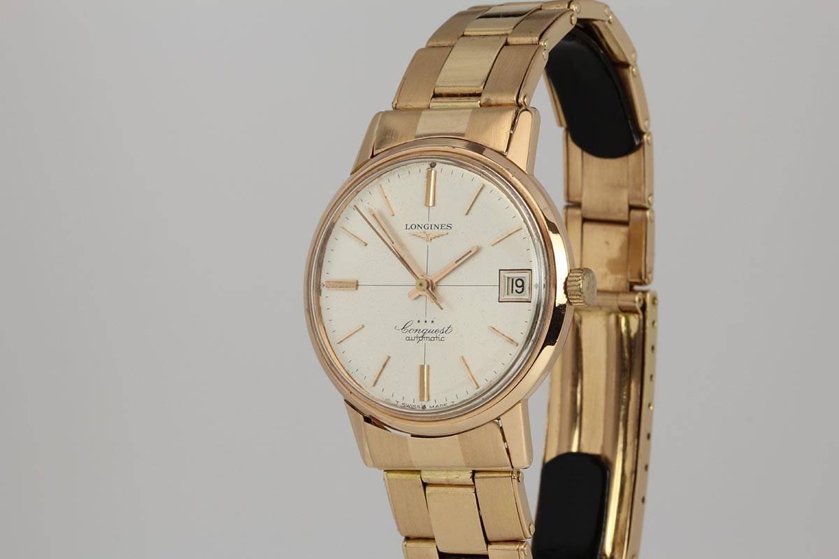 The is an elegant Longines Conquest calendar watch with a caliber 291 manual wind movement, an original silver quadrant dial, and is on an extendable gold riveted bracelet. 


