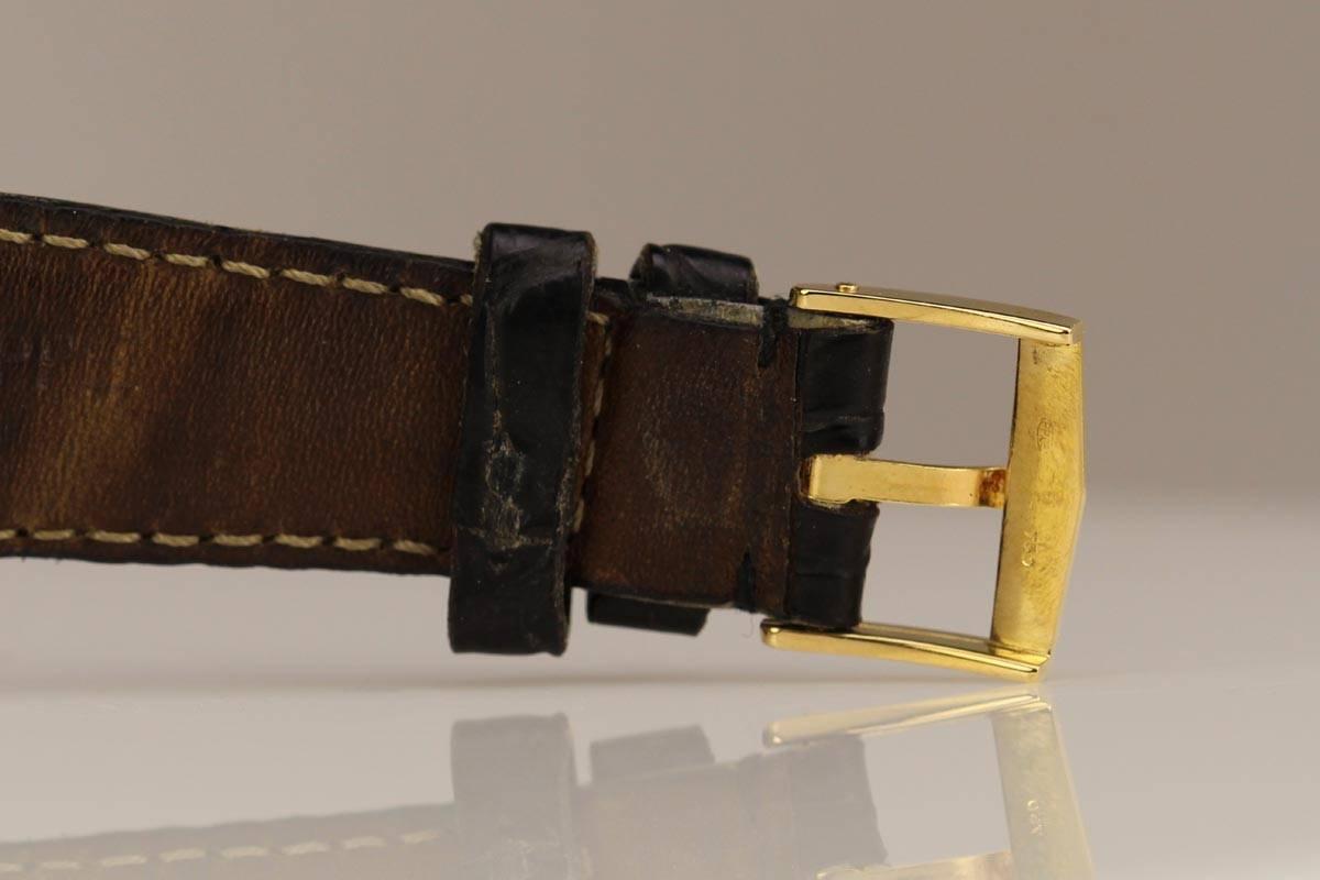 Il s'agit d'un bel exemple d'une Patek Philippe référence 3604 Jumbo Ellipse avec un boîtier en forme de coussin:: un fond à pression:: une date sur un cadran bleu. Cette montre est animée par un mouvement automatique 36 rubis:: calibre 28-255c