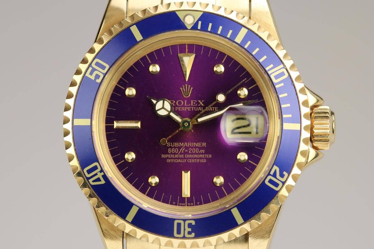 Dies ist eine schöne 18k Gelbgold Rolex Referenz 1680 Submariner Datum auf 18k Gelbgold Oyster Bracelet mit Flip-Lock-Verschluss. Die blaue Lünette ist original:: ebenso wie das 