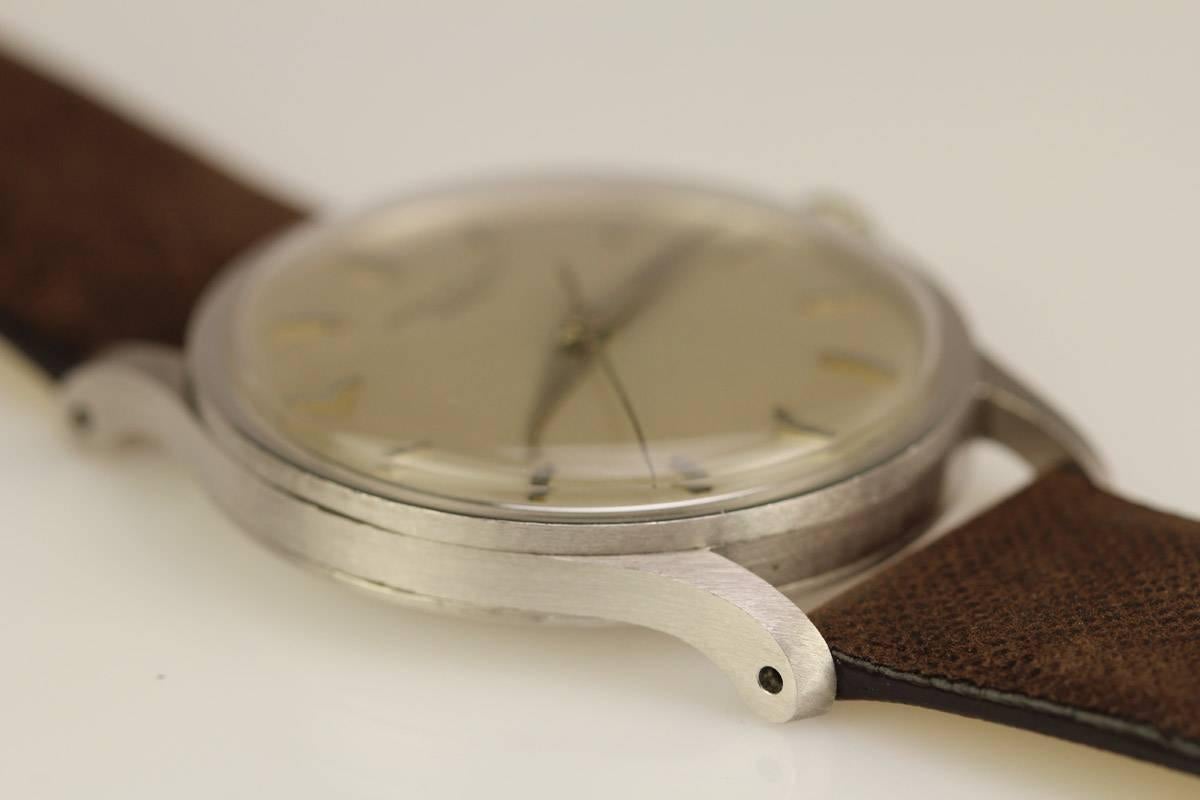 This is an exceptional example of a Patek Philippe Calatrava reference 570 from 1960s. The case is immaculate and the dial is untouched. This watch is powered by a caliber 27SC manual wind movement. The watch is mint and highly collectible due to