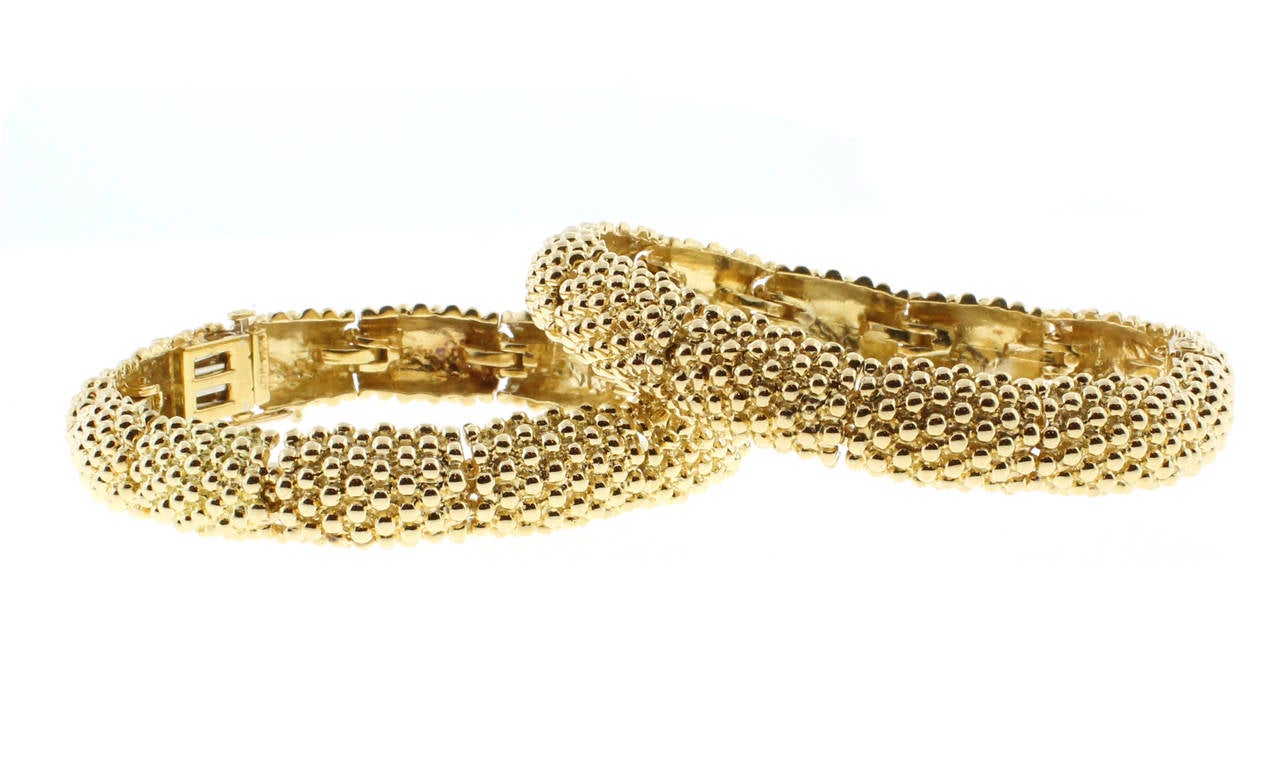 This David Webb Stippled Link Bracelet is in 18 karat yellow gold. There are two available.