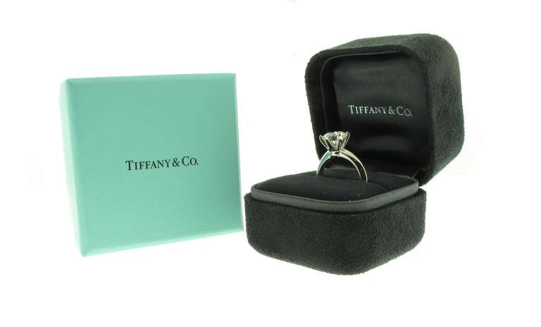 2,25 Karat von Tiffany & Co.  Solitärring aus Platin mit Diamanten (Moderne)