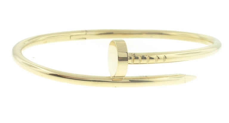 This Cartier Juste un Bangle Bracelet is unisex. The bracelet is in 18 karat yellow gold. The bracelet is a size 18 and weighs 27.6 grams. This bracelet comes in Cartier packaging.