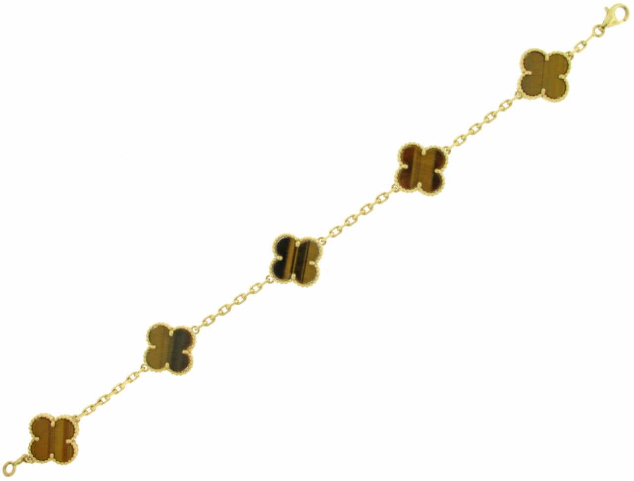 With its celebrated round bead setting, the Vintage Alhambra collection remains true to the design which launched the iconic motif in the 1960s. The exotic charm of tiger’s eye is complemented by the warmth of 18 karat yellow gold in this bracelet. 