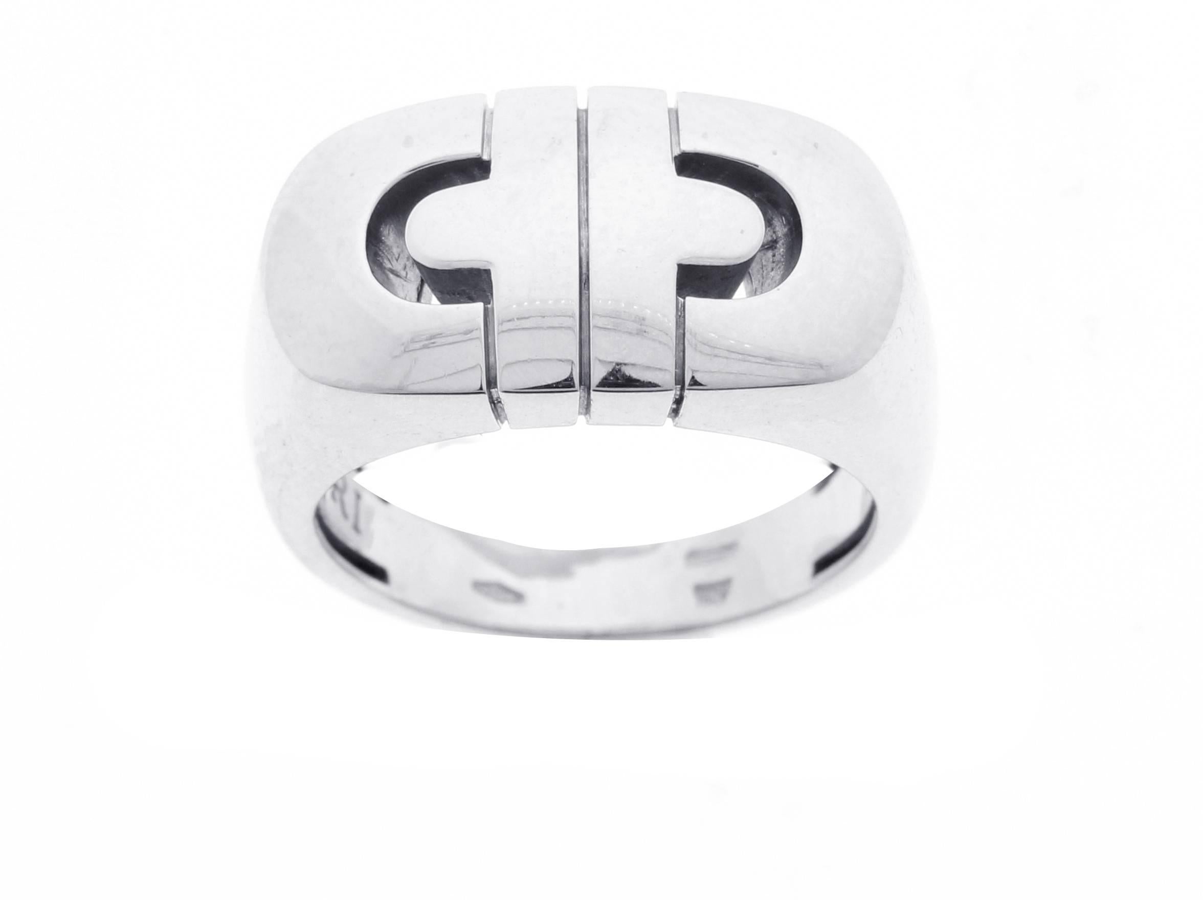 This Bulgari Parentesi ring is 18 karat white gold and features a classic Bulgari design. The ring is a size 6 and measures 10 millimeters at the widest area and tapers to 4 millimeters at the thinnest area.