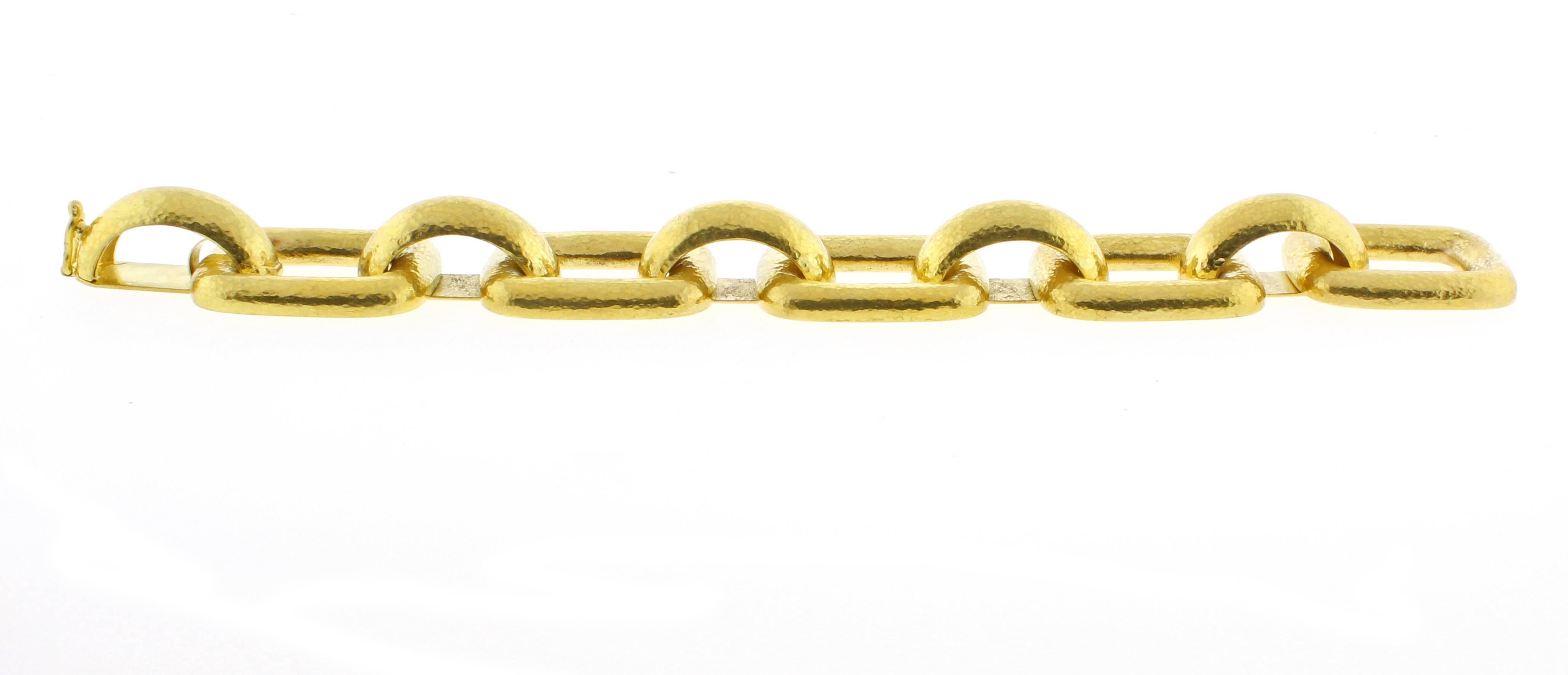 From acclaimed designed Elizabeth Locke the Livorno link Bracelet. Large  hammered rectangular links are joined together to make a bold statement.
Each link measures 32 X 28mm. 19 karat, 7 1/2 inches
