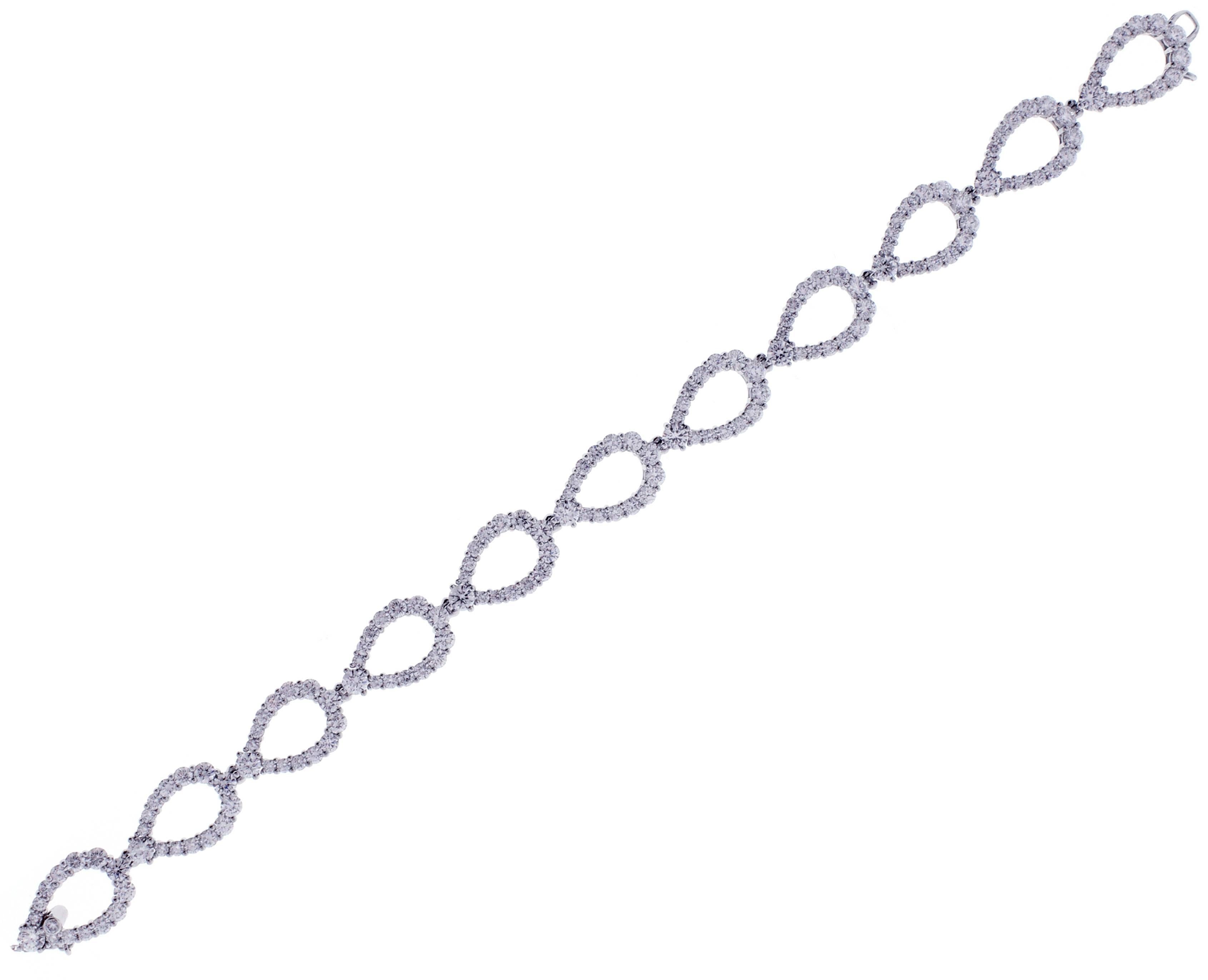 La Diamond Loop Collection rende omaggio alle gemme a forma di pera più leggendarie della Maison Harry Winston. La Diamond Loop Collection reimmagina questa silhouette iconica, traducendo il design classico di Winston in un design chic e