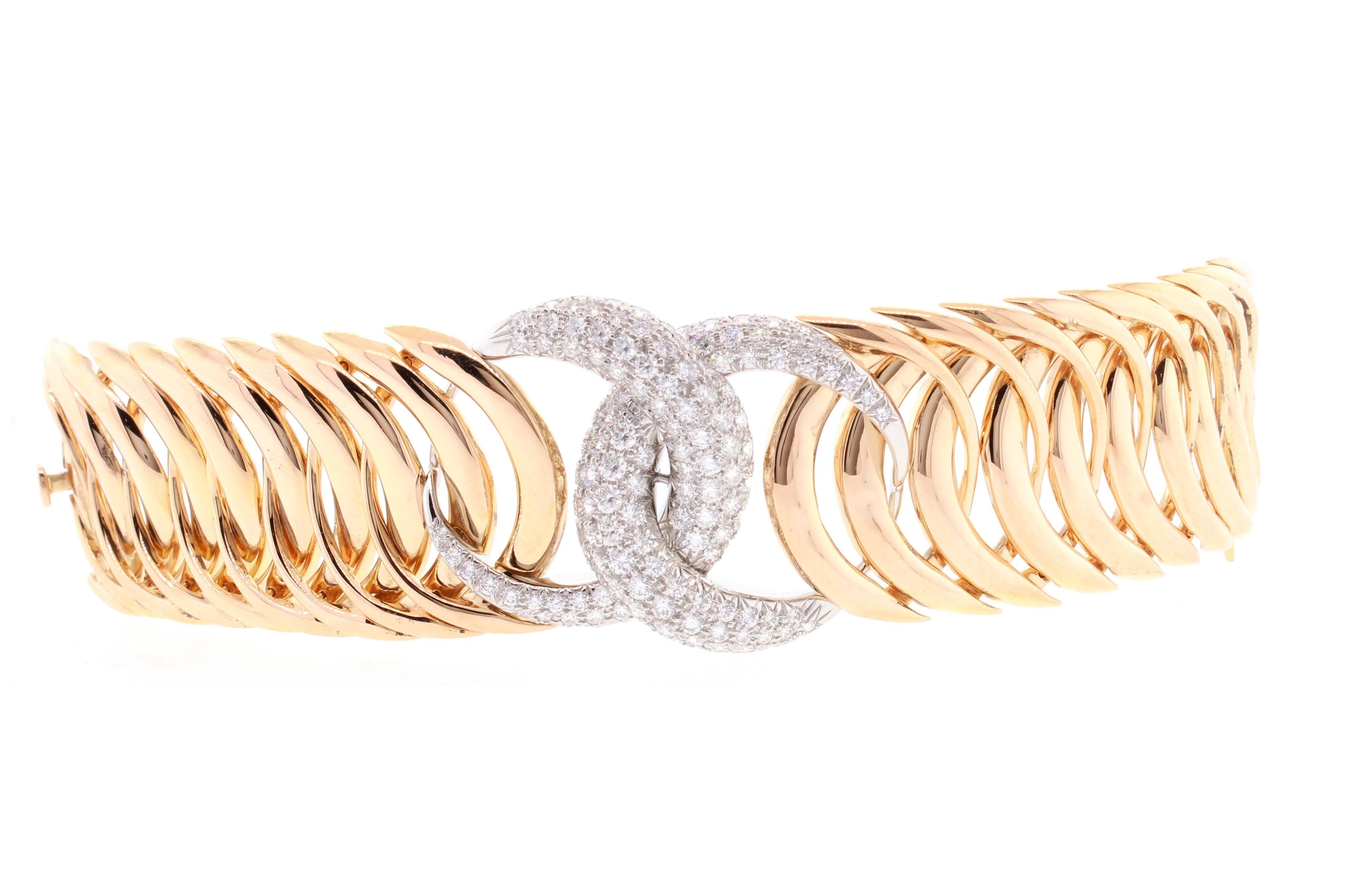 Fulco di Verdura wurde als Amerikas Kronjuwelier bezeichnet. Seine ikonischen "Double Crescent" Armband wurde von Hollywoods A-Listen zu Prinzessin Diana
Zwei ineinandergreifende Platin Halbmond Links verbinden Hochglanz 18 Karat Rotgold