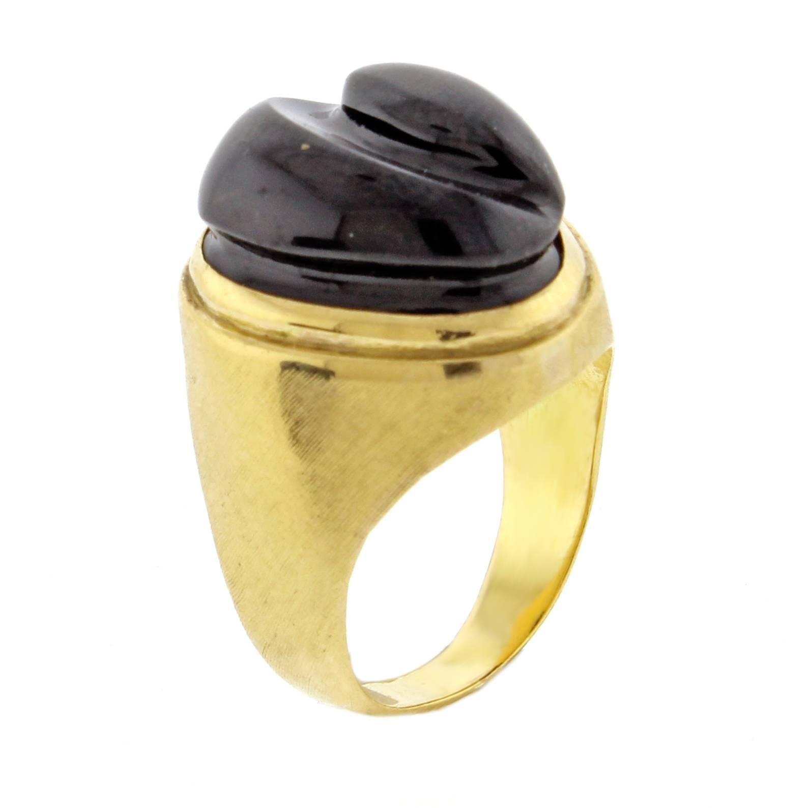 The ring features an intricately carved  blacktourmeline in the “forma livre” (free form) style. Haroldo Burle Marx was particularly known for his use of large gemstones. The Forma Livre shape is often fashioned by carving or tumbling the gemstone,a