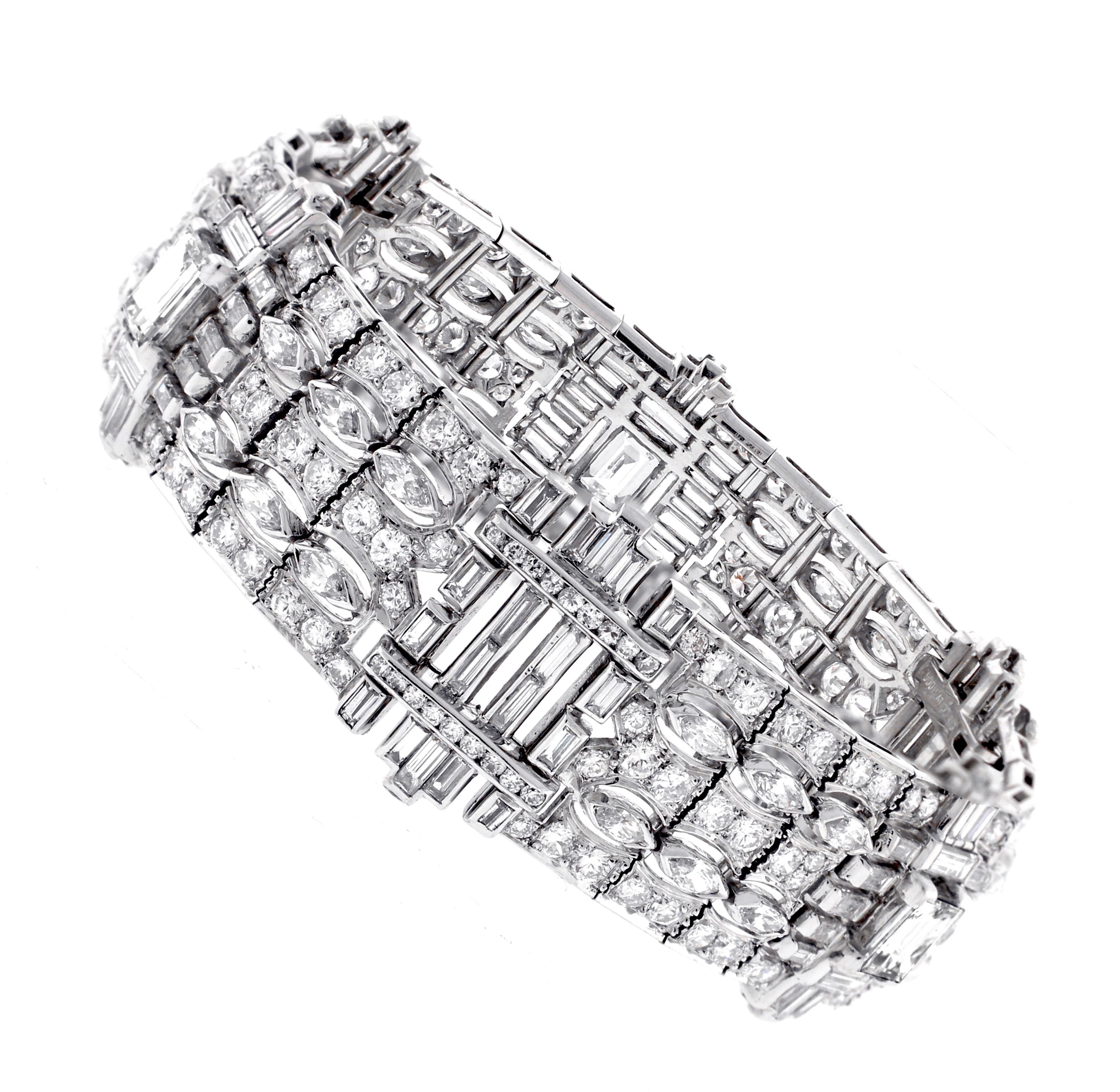 Ce magnifique bracelet Art of Vintage en platine est un véritable chef-d'œuvre de glamour vintage et de savoir-faire exquis. D'une longueur de 7 pouces et d'une largeur de 3/4 de pouce, il présente un design frappant composé de deux sections