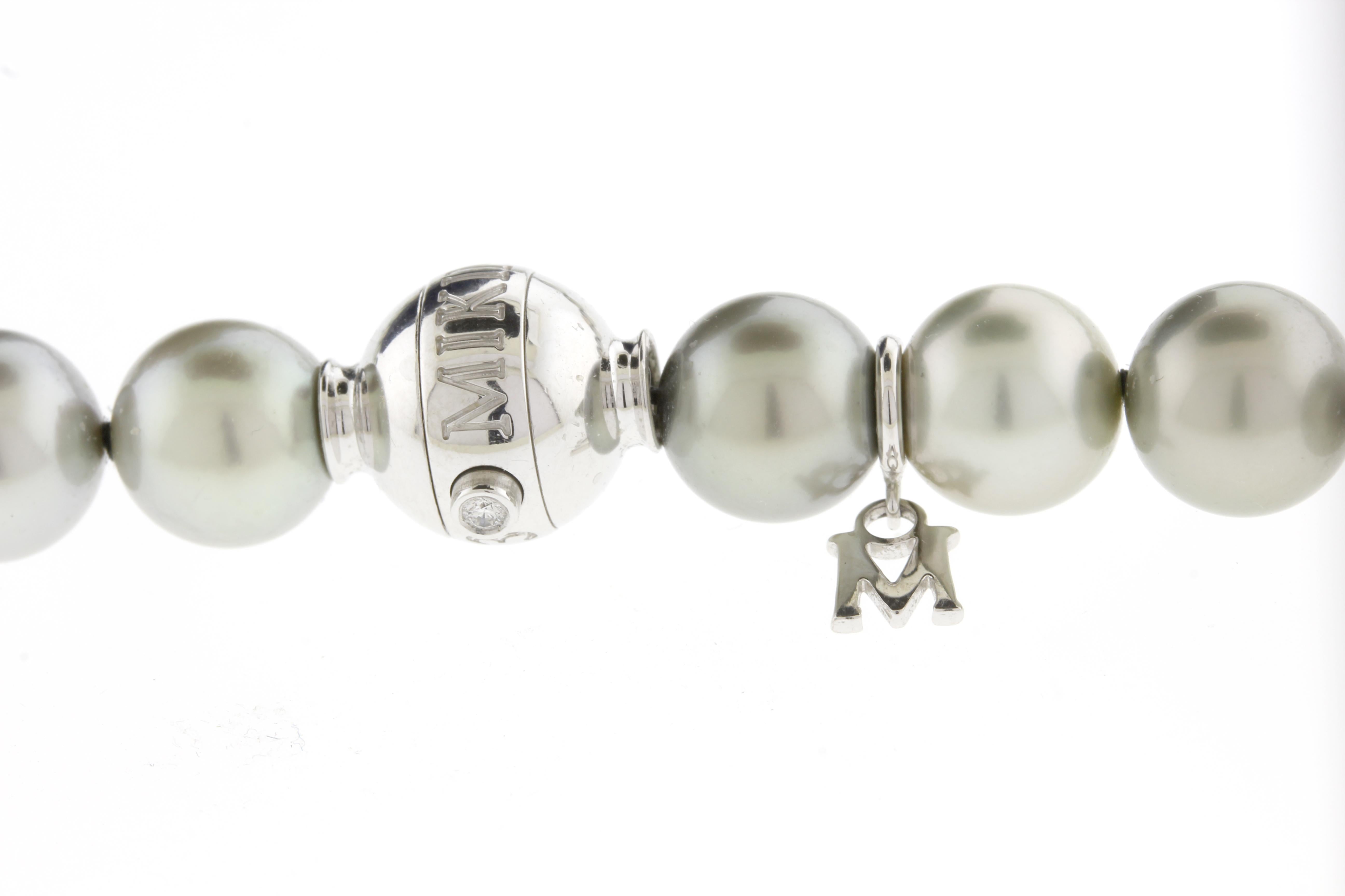La collana misura 16 pollici ed è sapientemente intrecciata a mano con una chiusura sicura ed elegante.  Chiusura a 18 carati con marchio Mikimoto. Le perle presentano una tonalità argento freddo con una profondità e una luminosità notevoli,