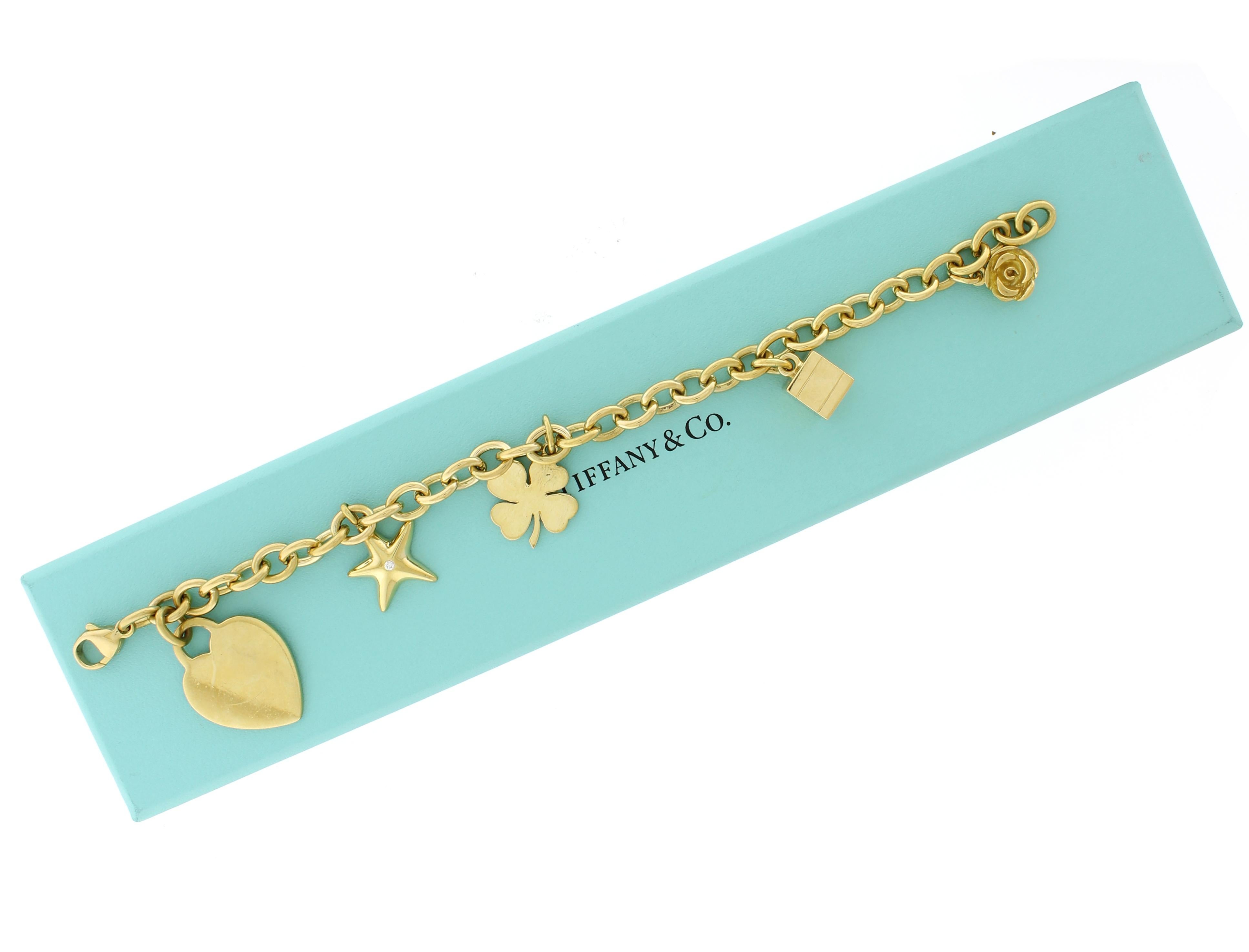 Tiffany & Co. Pulsera con dije de oro amarillo de 18 quilates en Bueno estado para la venta en Bethesda, MD