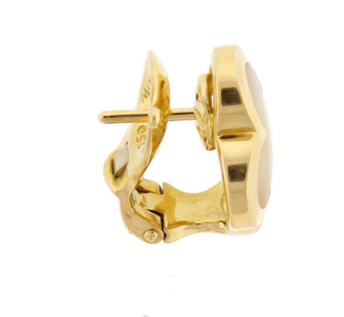 With the Pure Alhambra creations, born in 2001, Van Cleef & Arpels offers a new interpretation of the Alhambra symbol which gives pride of place to the purity and smoothness of its lines.   18 karat yellow gold, mother of pearl