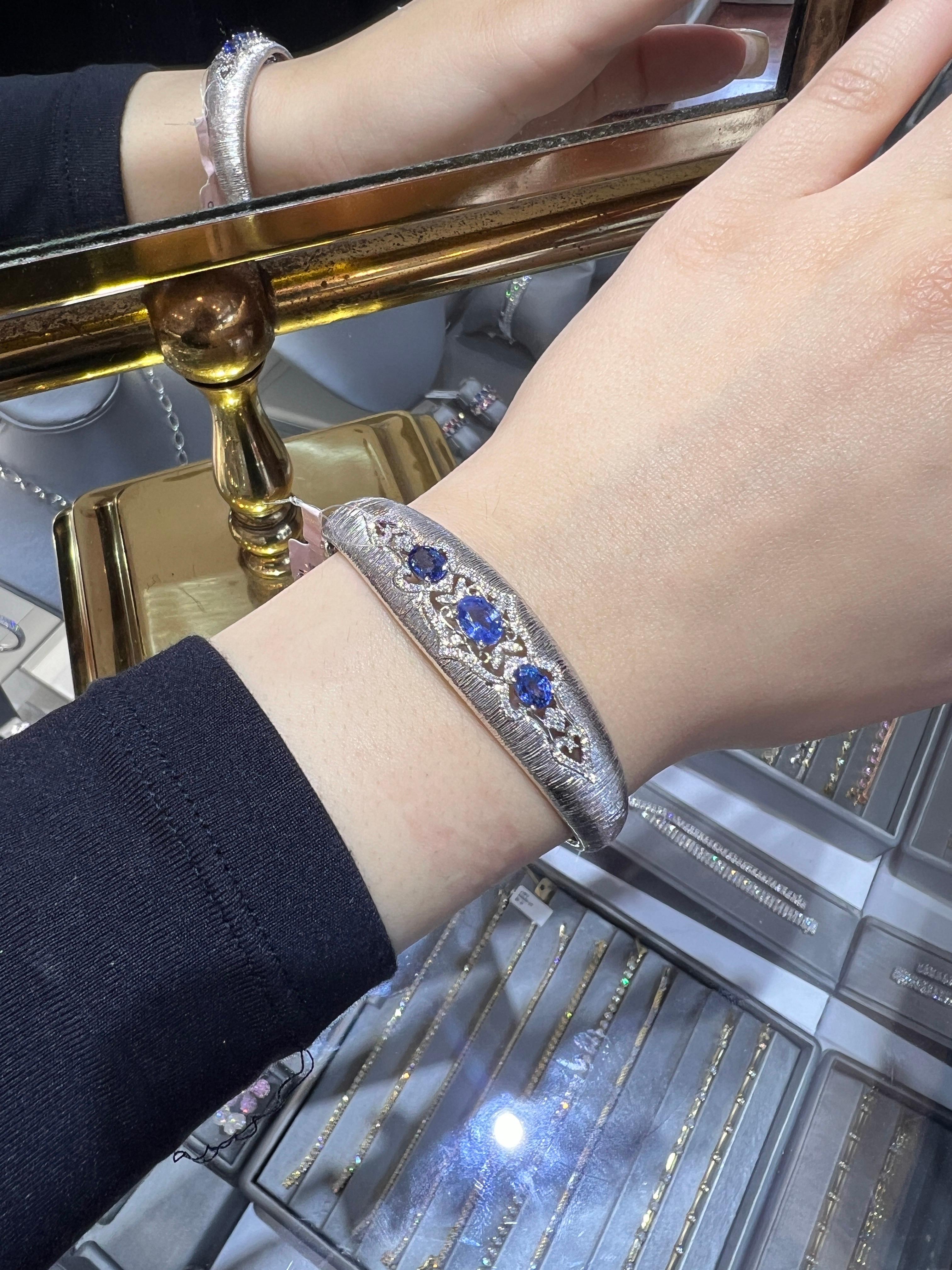 Bracelet manchette Rigato en or blanc 18 carats, saphir de Ceylan ovale et diamants Pour femmes en vente