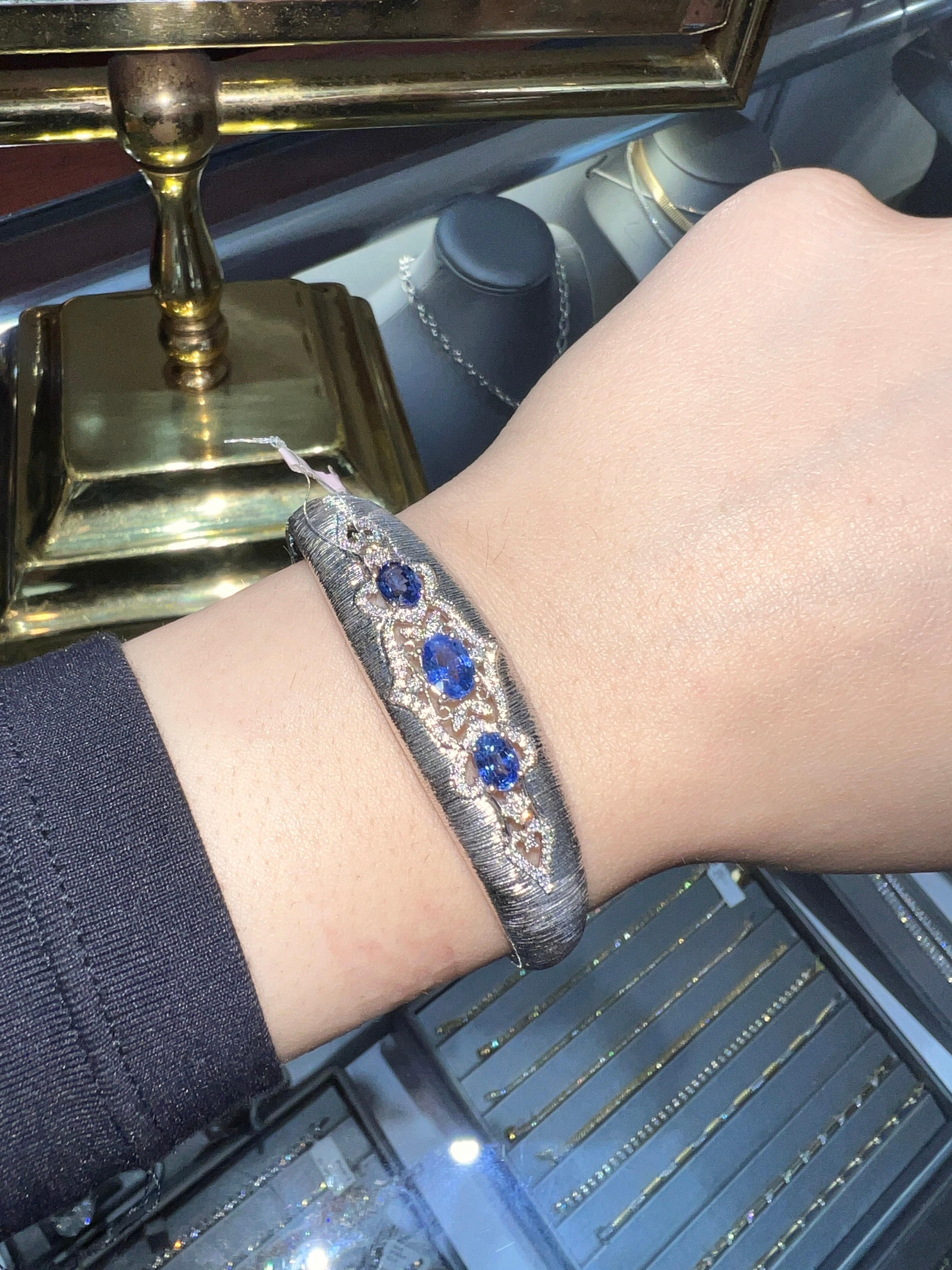 Bracelet manchette Rigato en or blanc 18 carats, saphir de Ceylan ovale et diamants en vente 1